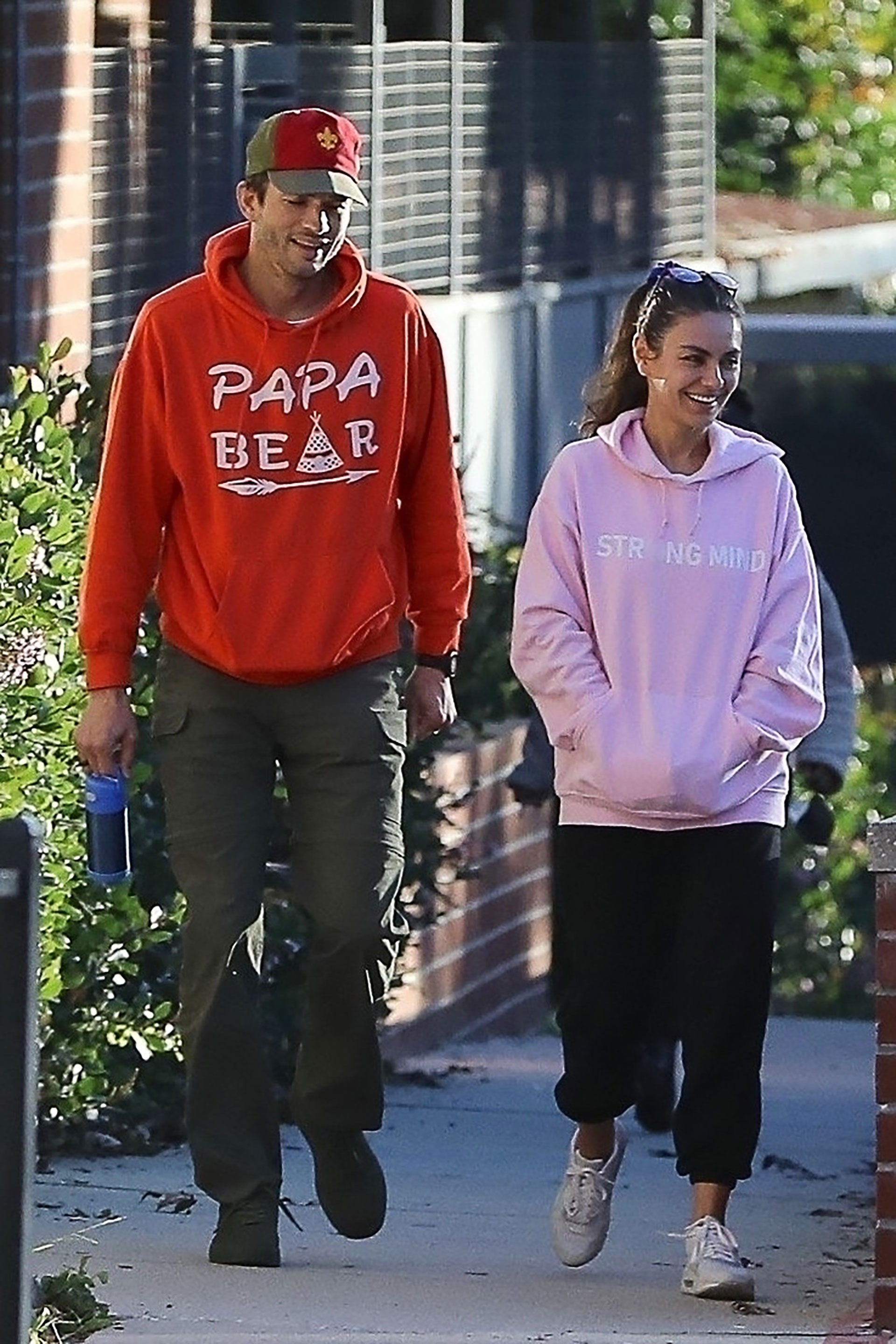 A Ashton Kutcher y Mila Kunis se los ve más felices que nunca. La pareja se mostró muy animada mientras daba un paseo por Los Ángeles. Mila llevaba un buzo con capucha rosa que decía MENTE FUERTE, mientras que Ashton la hizo reír durante su tarde de compras