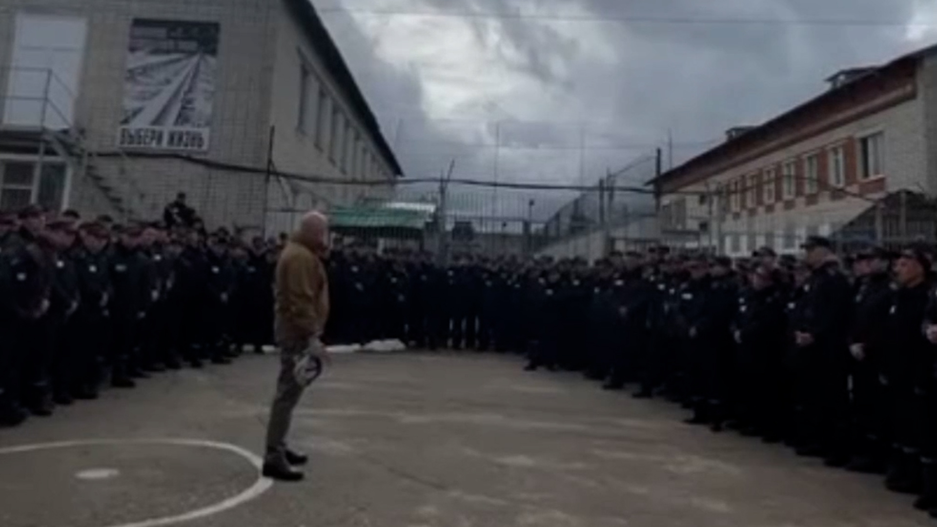 El oligarca y amigo de Putin, Prigozhin, reclutando presos de una cárcel de Rusia para ir a pelear al frente en Ucrania. (Telegram)