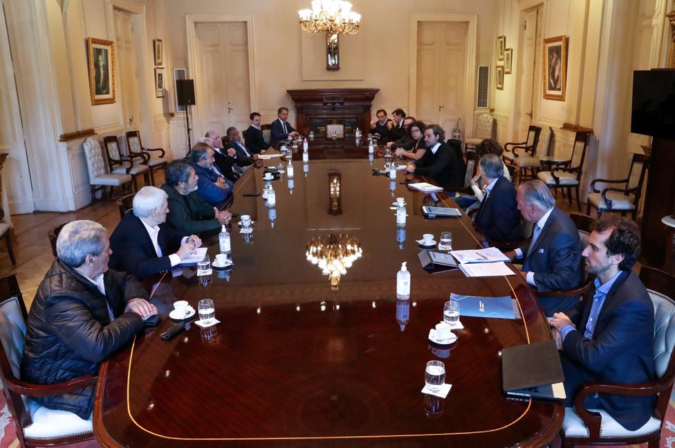El Gobierno, la UIA y la CGT, en la primera reunión del comité de crisis, en la Casa Rosada