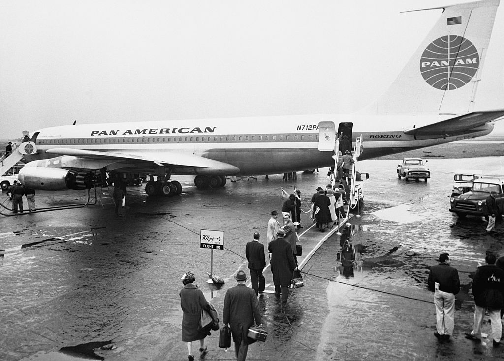 Pasajeros embarcando en el aeropuerto de Nueva York en un "clipper" de Pan Am, destino a Londres, en el año 1958
