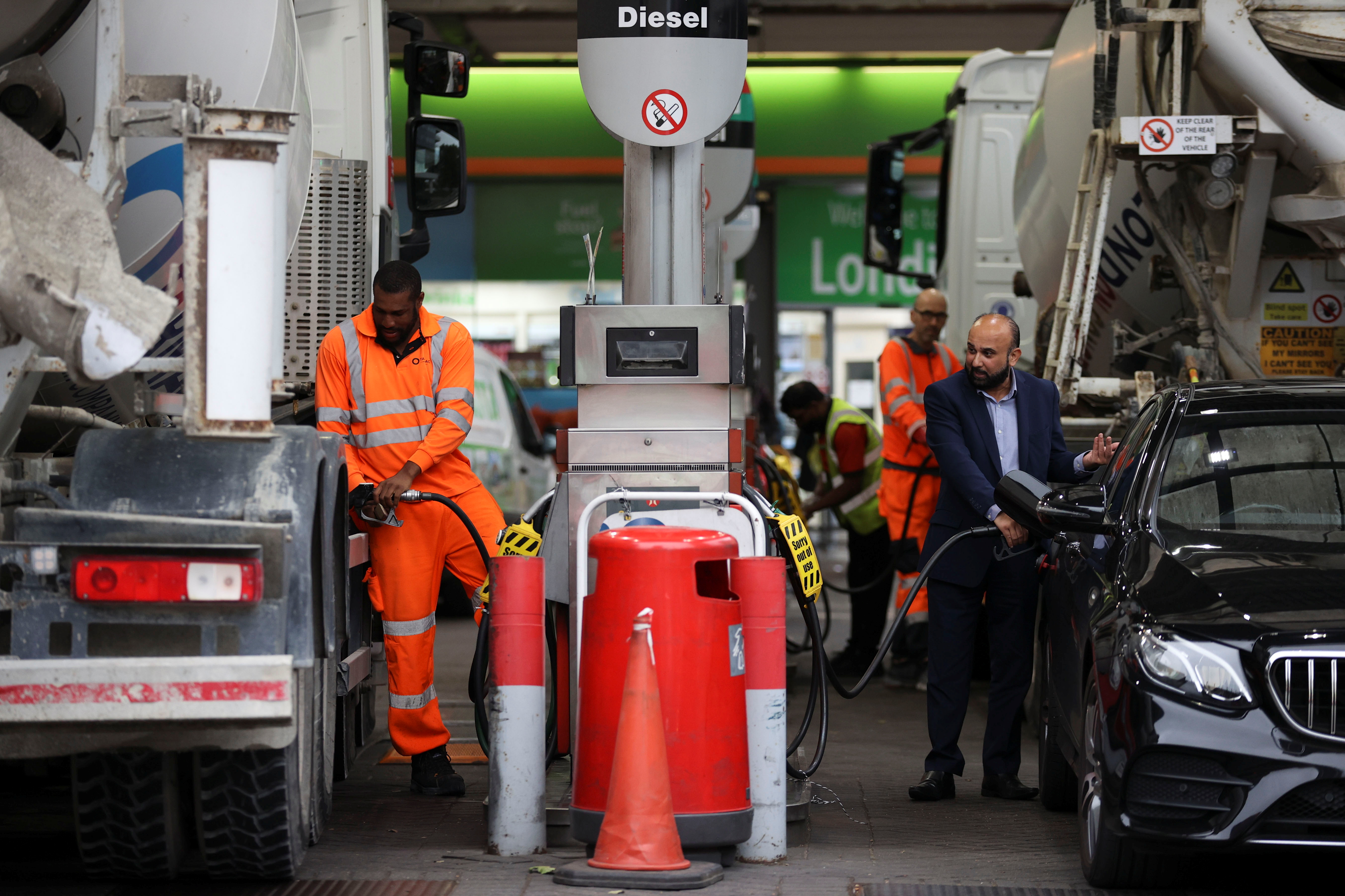 Las personas repostan sus vehículos en una estación de servicio en Londres, Gran Bretaña, el 30 de septiembre de 2021. REUTERS / Hannah McKay