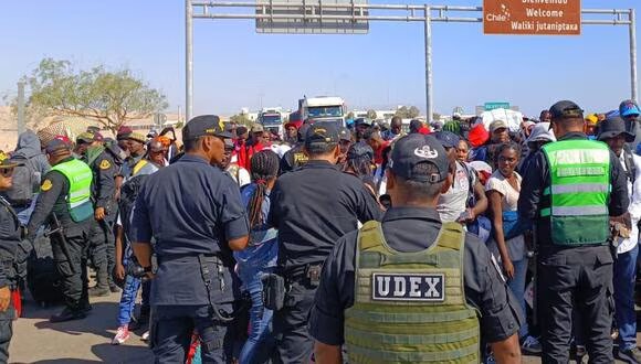 Migrantes amenazan a efectivos policiales en la frontera Perú-Chile tras incrementarse crisis en la zona - Infobae