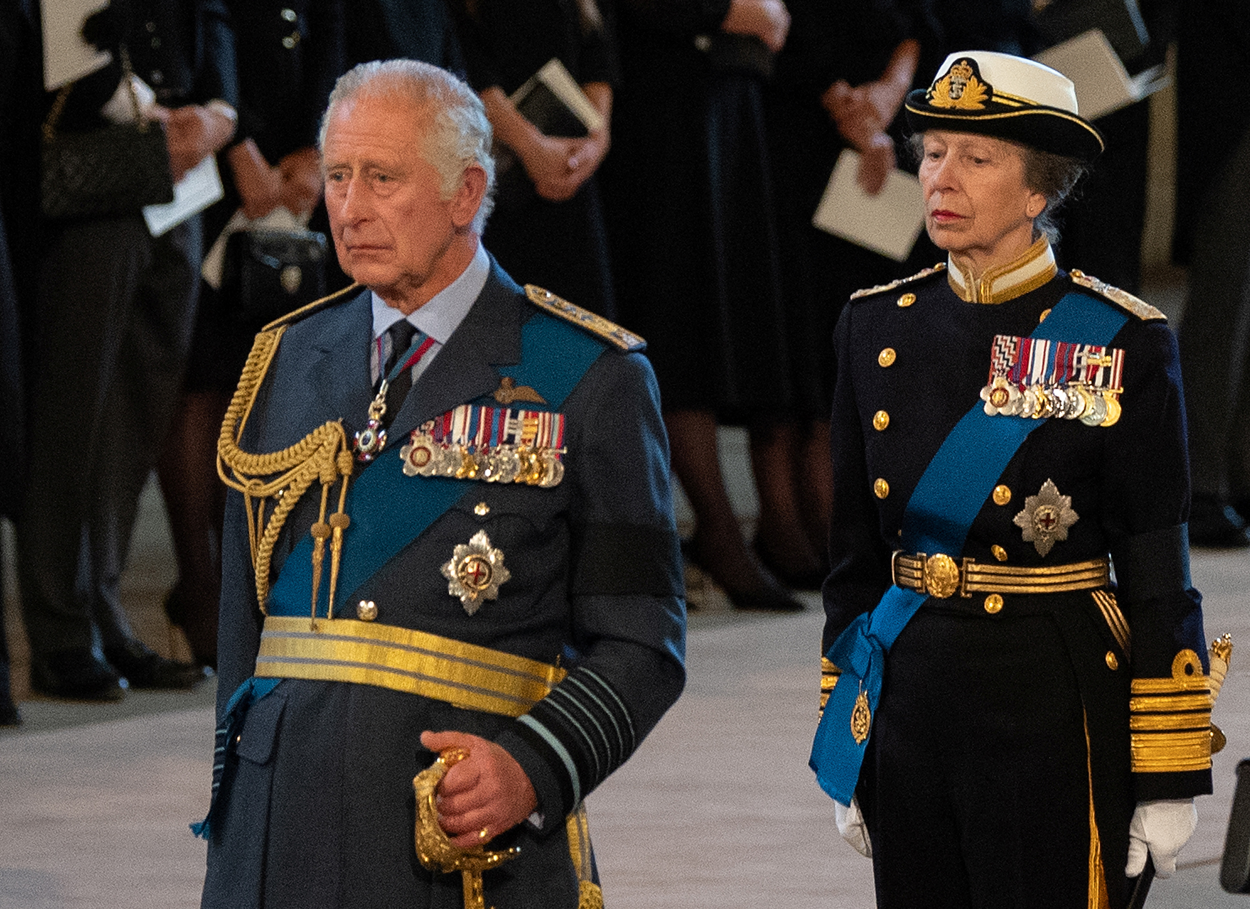 El rey Carlos III y la princesa Ana, la princesa real, presentan sus respetos en el Palacio de Westminster durante la procesión del estado acostado de la reina Isabel II 
David Ramos/Pool via REUTERS