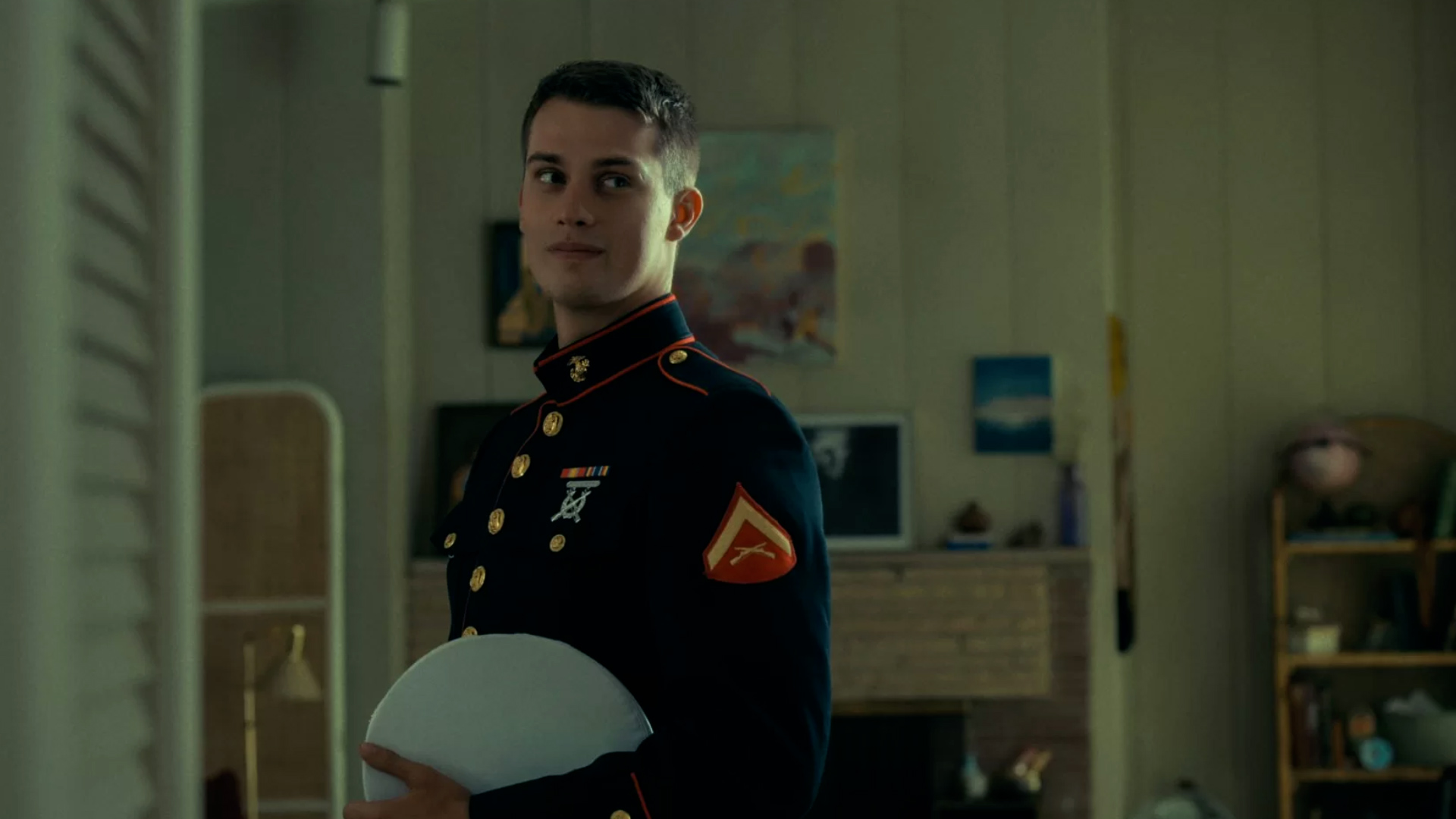 Nicholas Galitzine da vida a Luke, un exdrogadicto convertido en Marine del ejército. (Netflix)