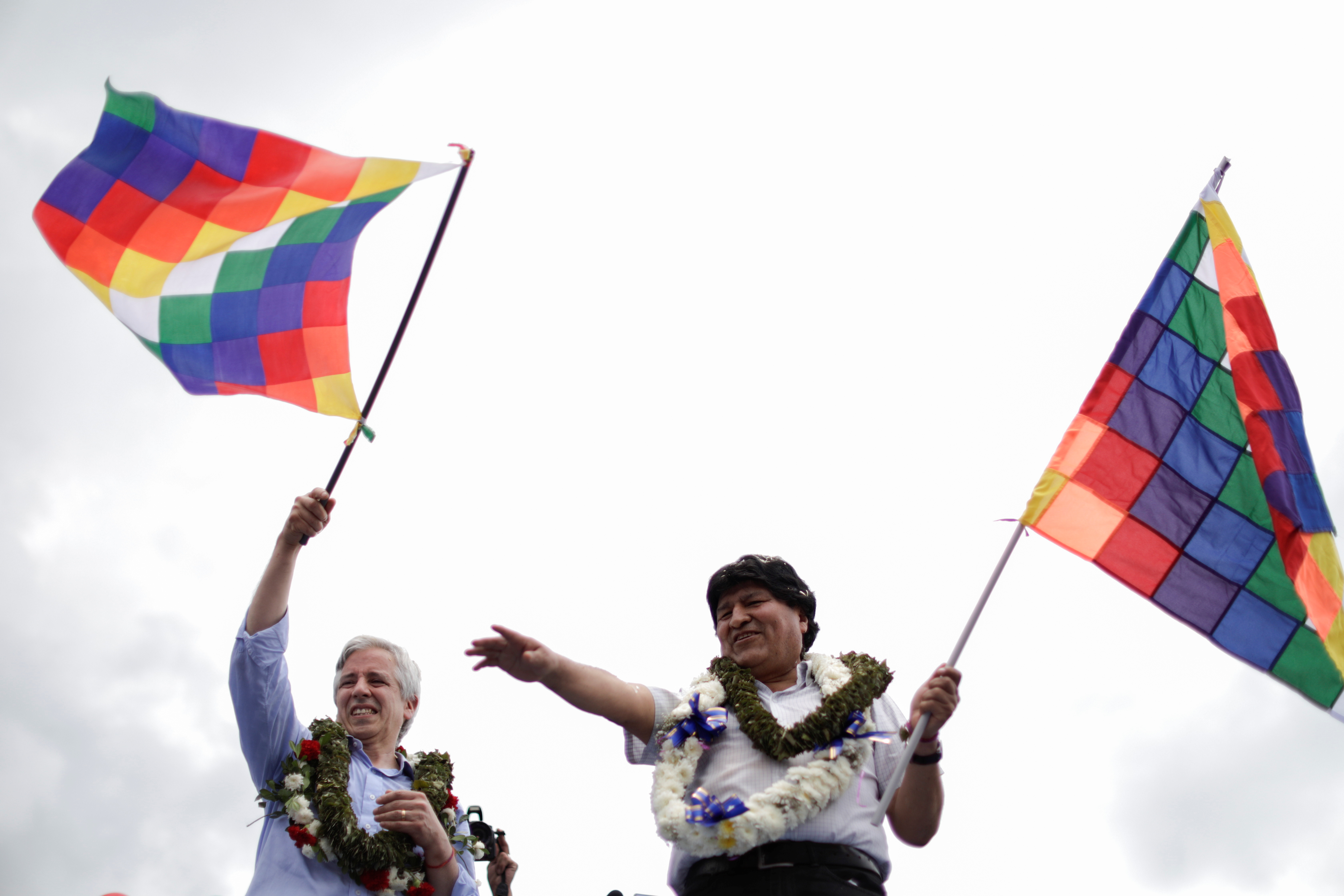 ARCHIVO: El expresidente boliviano Evo Morales y el exvicepresidente Álvaro García Linera agitan banderas durante un mitin con simpatizantes, tras regresar al país, en Chimoré, Bolivia 11 de noviembre de 2020 (Reuters)