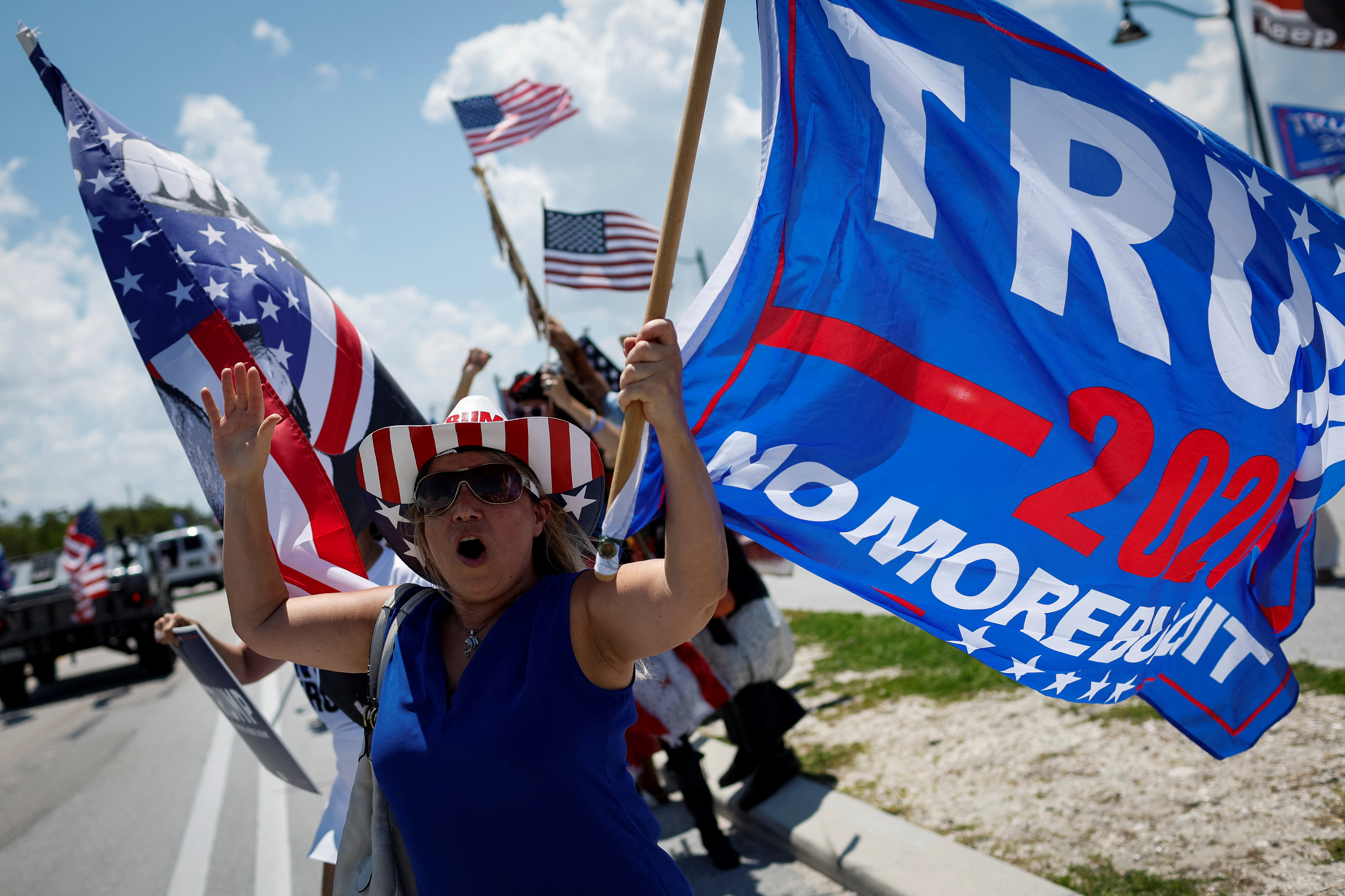 Simpatizantes de Trump reunidos afuera de la residencia del presidente en Palm Beach, Florida (Reuters)