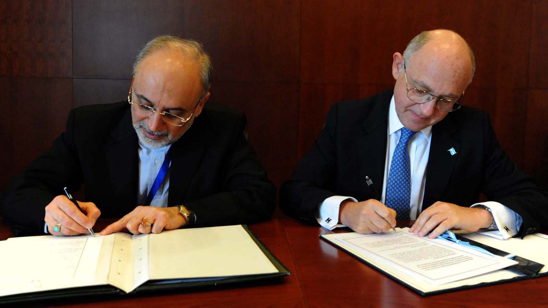 Héctor Timerman firmando el Memorándum con Irán 