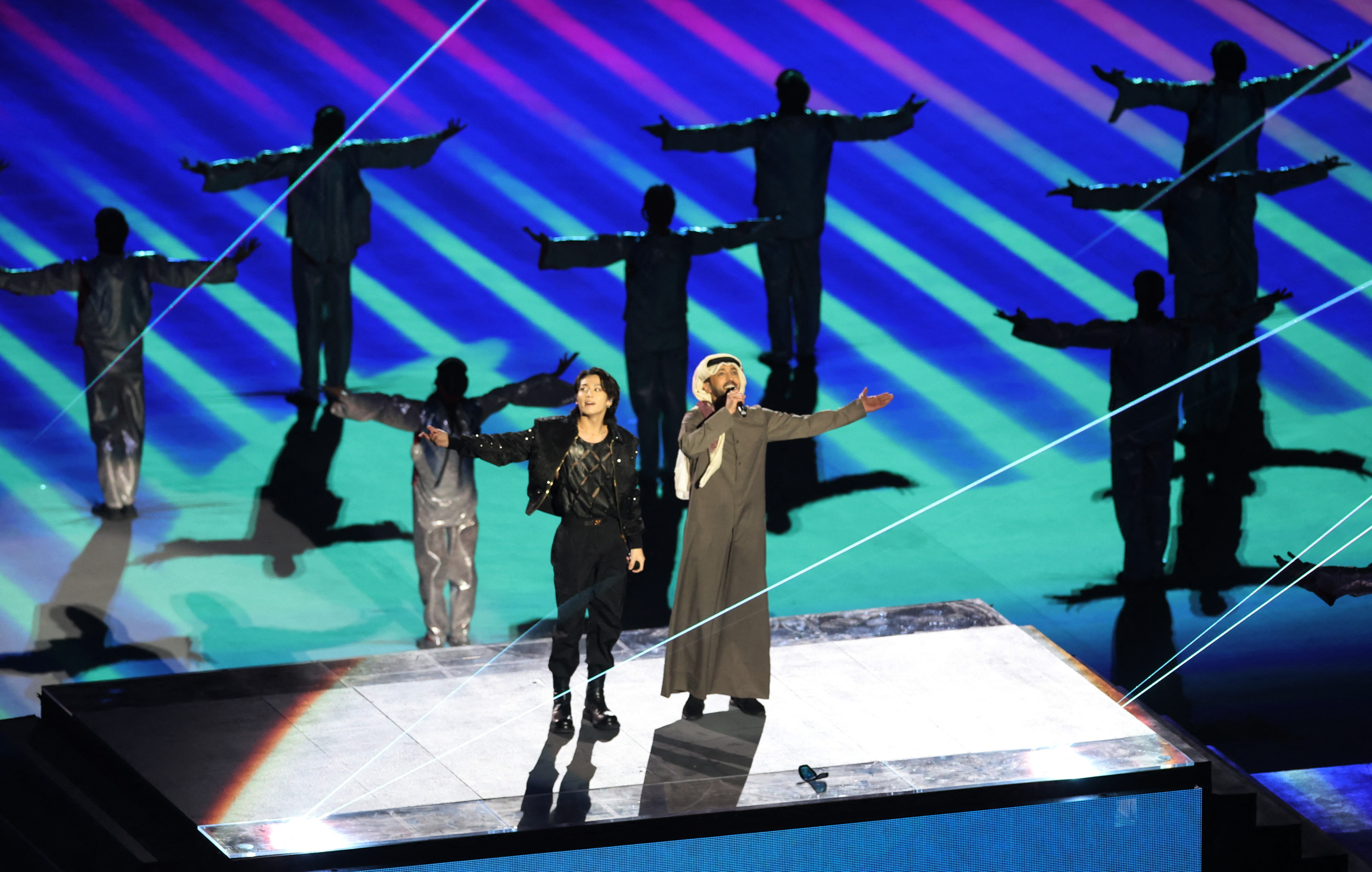 La performance musical estuvo protagonizada por Jung Kook, cantante y bailarín surcoreano representativo del grupo BTS, y Fahad Al Kubaisi, cantante, productor discográfico, modelo de moda y activista qatarí (REUTERS/Amr Abdallah Dalsh)