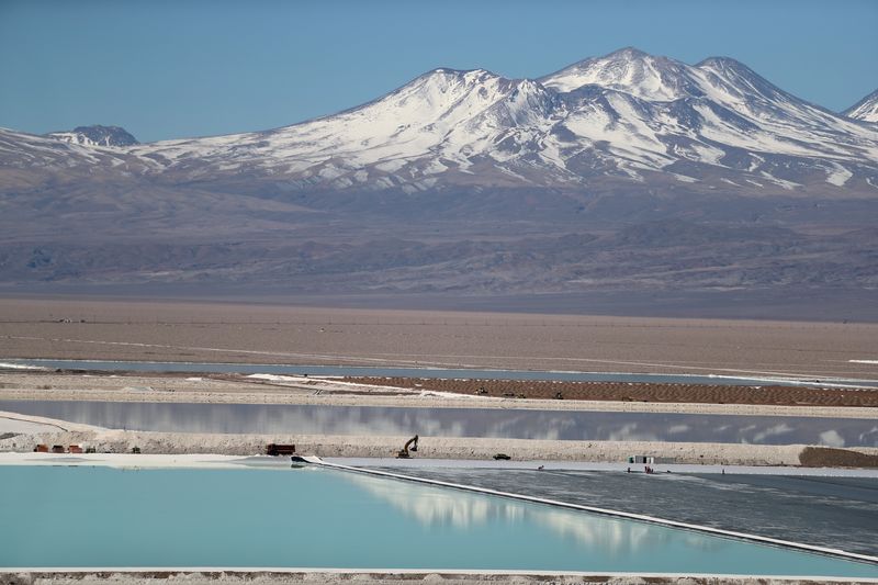 Vista de una piscina de evaporación de litio en el Salar de Atacama, Chile (REUTERS/Ivan Alvarado)