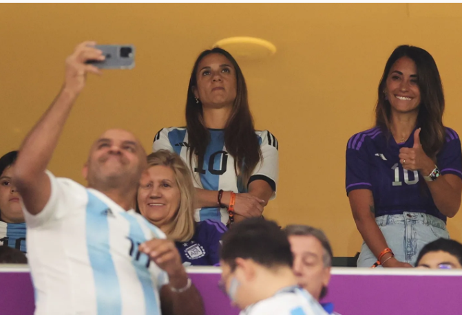 Antonela Roccuzzo en las tribunas del estadio Lusail (Foto: Captura TV)