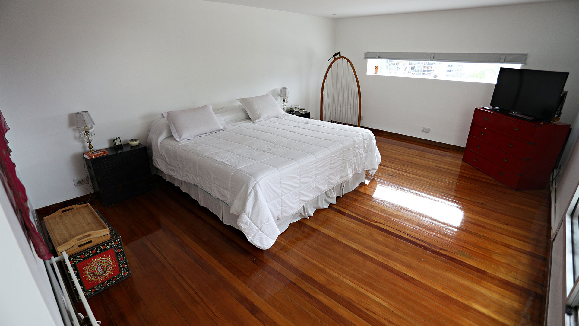 Uno de los dormitorios con pisos de pinotea