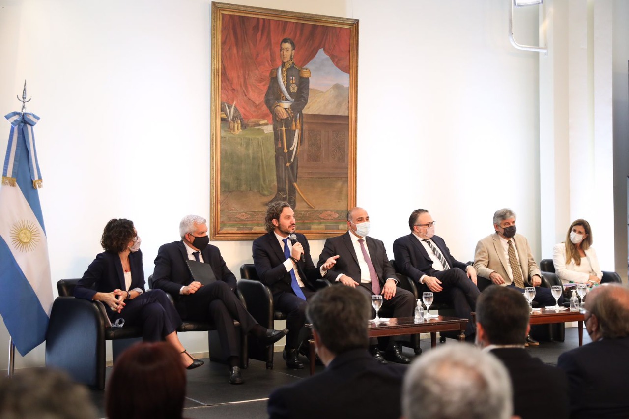 Juan Manzur, Santiago Cafiero y ministros en la presentación del plan exportador 