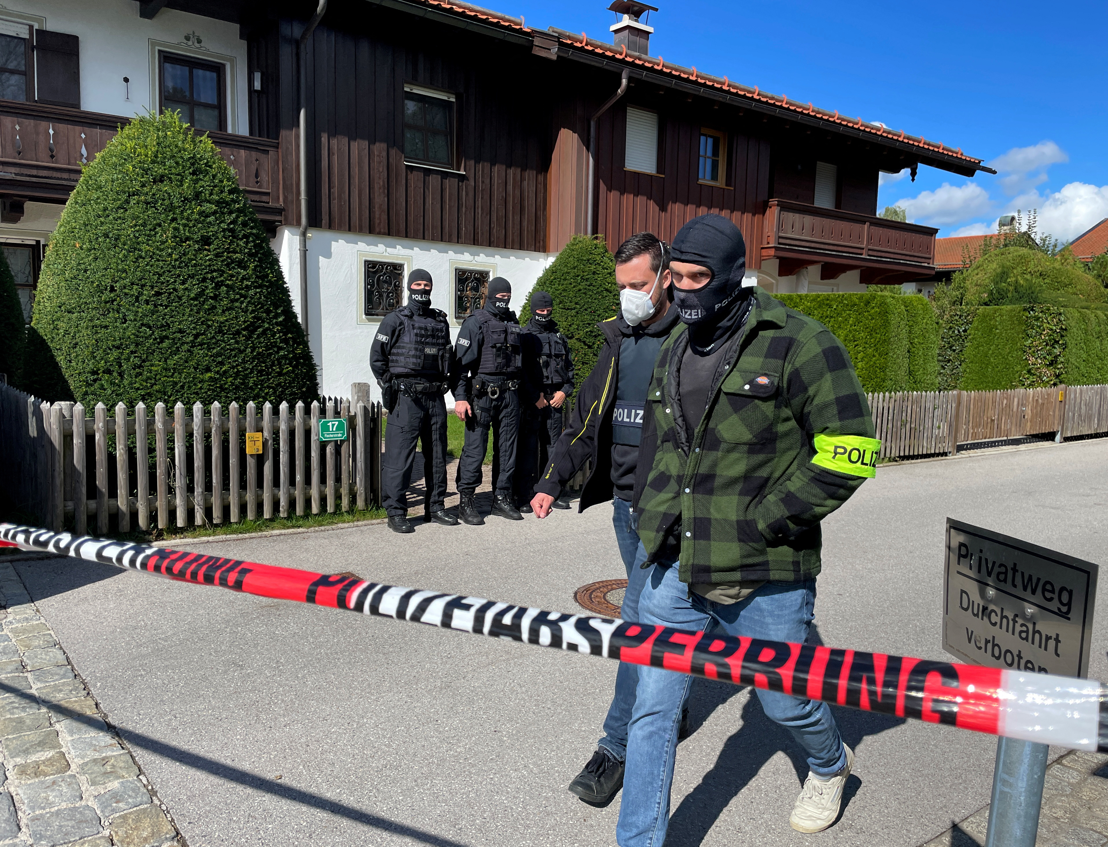 La policía alemana cerca el área de la casa lindante con un lago, propiedad del oligarca ruso Alisher Usmanov en Bavaria (REUTERS/Louisa Off)