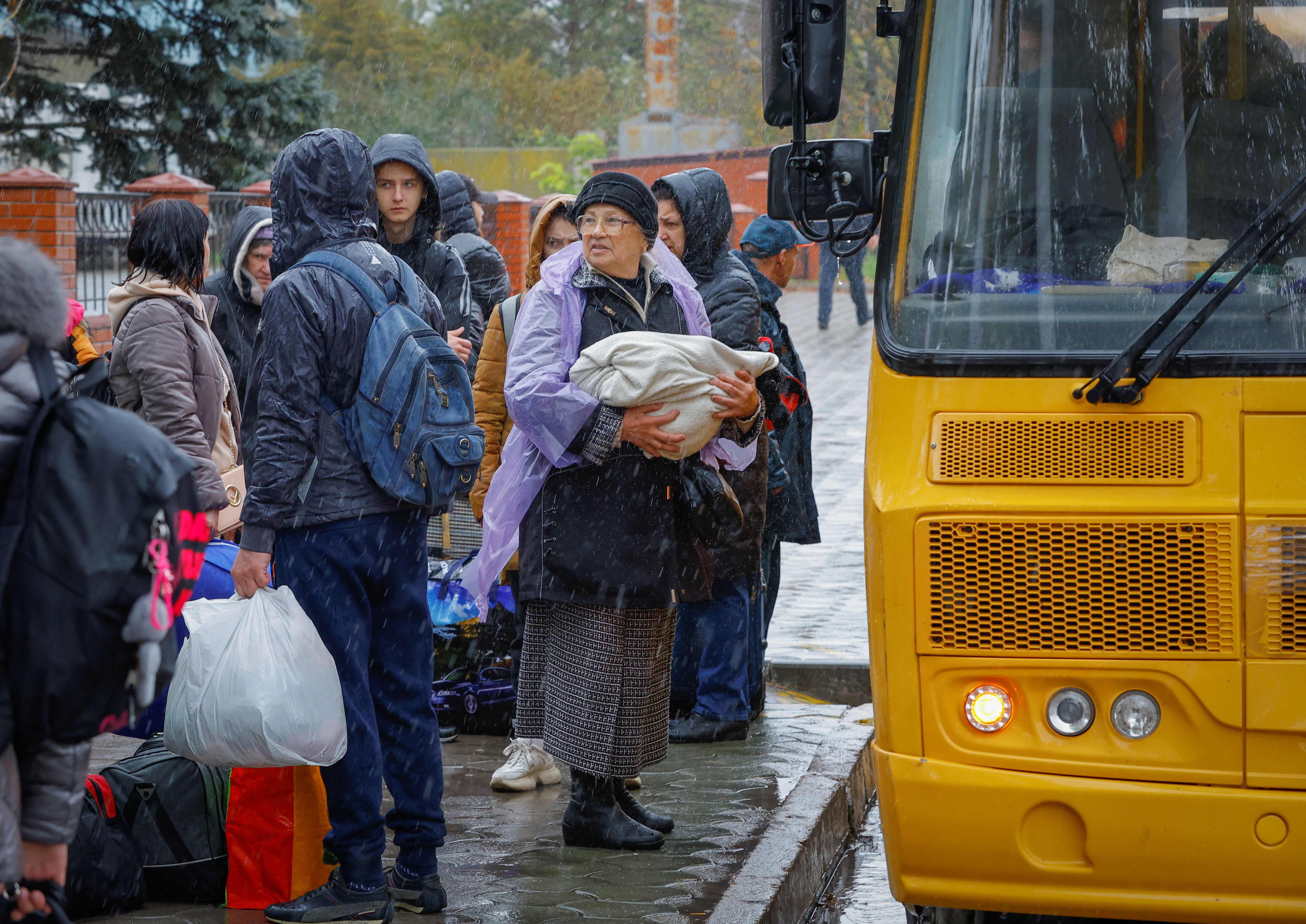 Civiles ucranianos esperando a ser evacuados desde el pueblo de Oleshky, en la región de Kherson, hacia la península de Crimea controlada por los rusos. (REUTERS/Alexander Ermochenko)