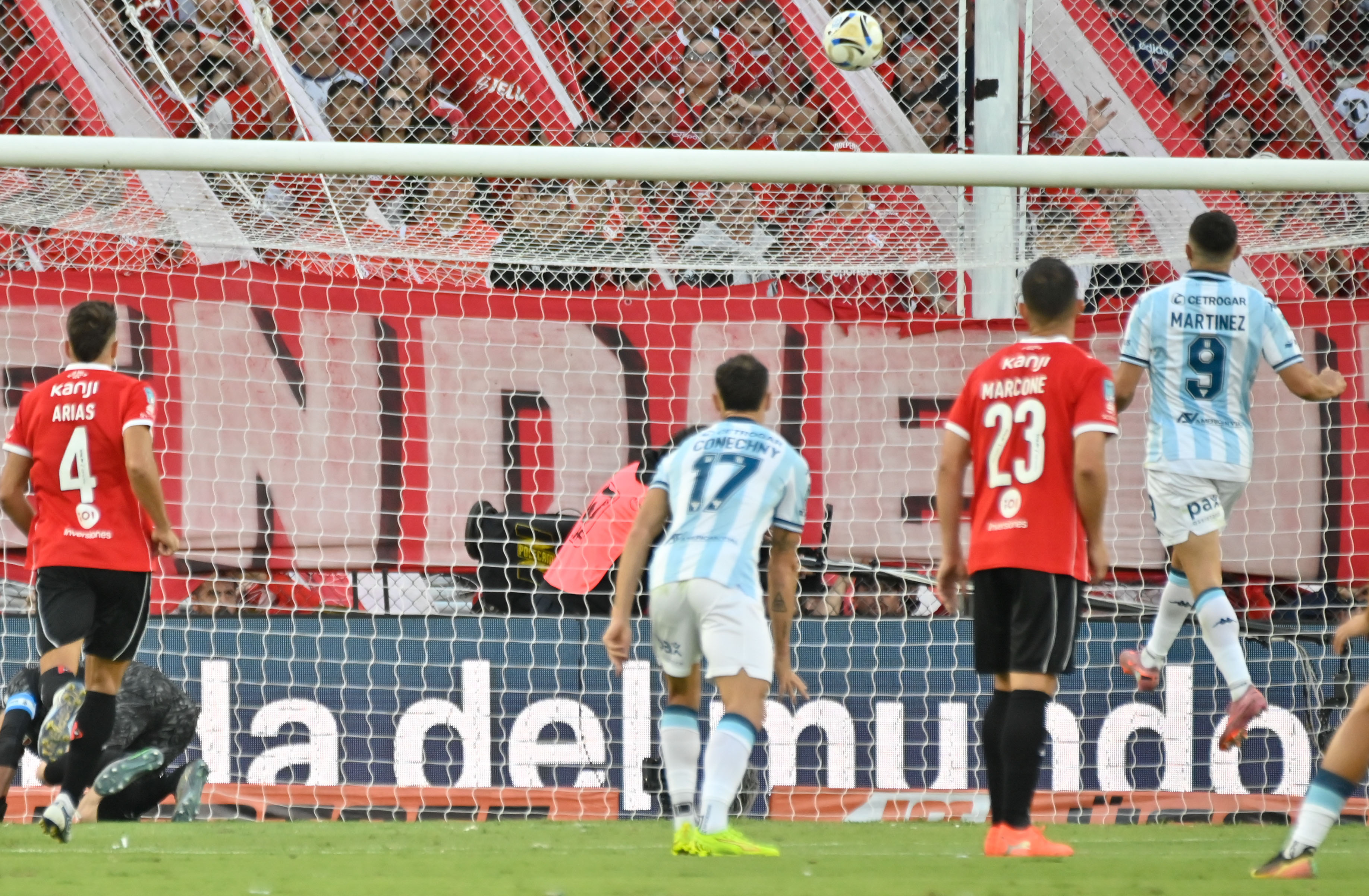 El penal que fall&oacute; Maravilla Mart&iacute;nez y la llamativa reacci&oacute;n del arquero Rey en el cl&aacute;sico Independiente-Racing 
