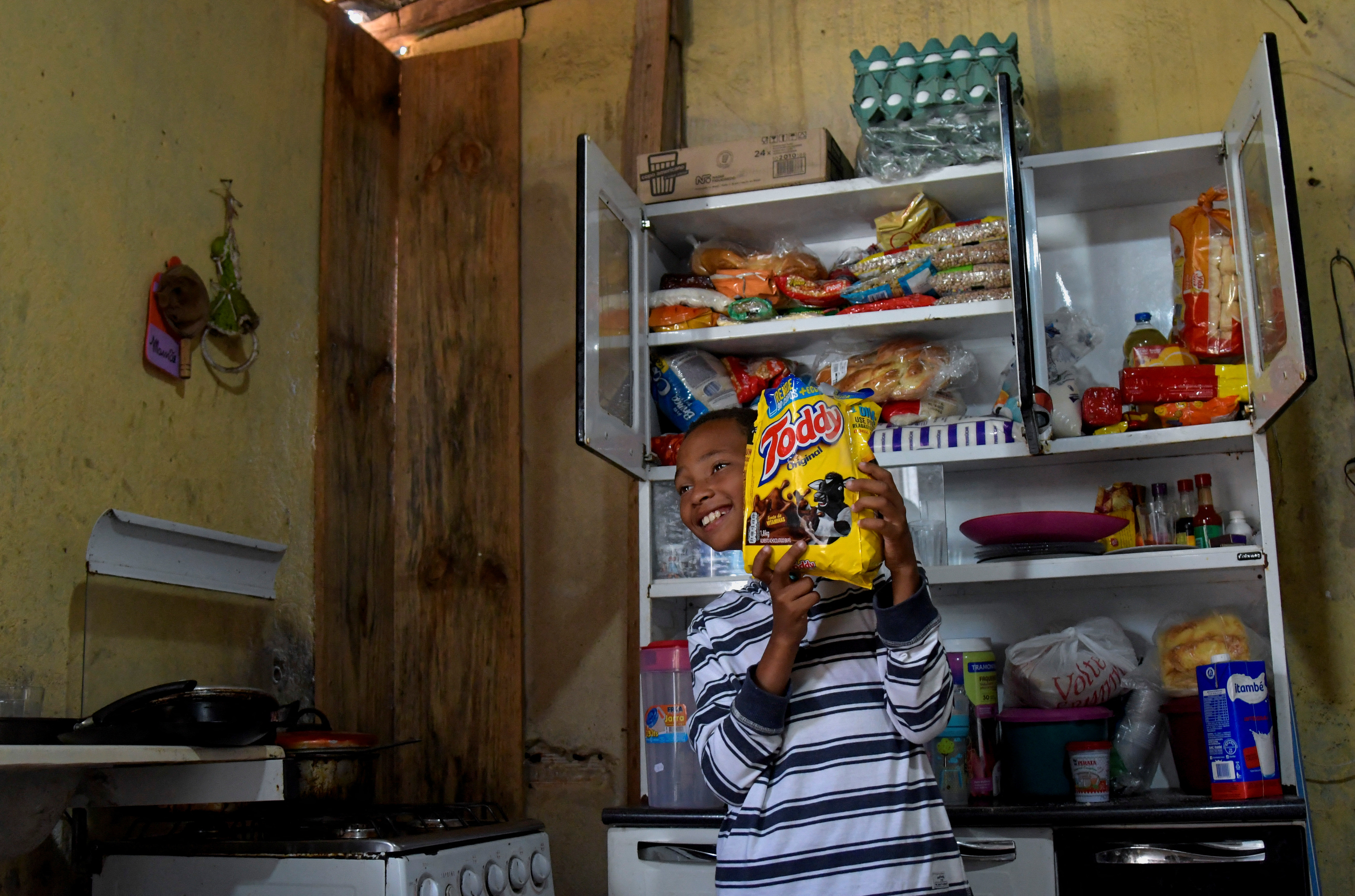 Miguel posa con las donaciones (REUTERS/Washington Alves)