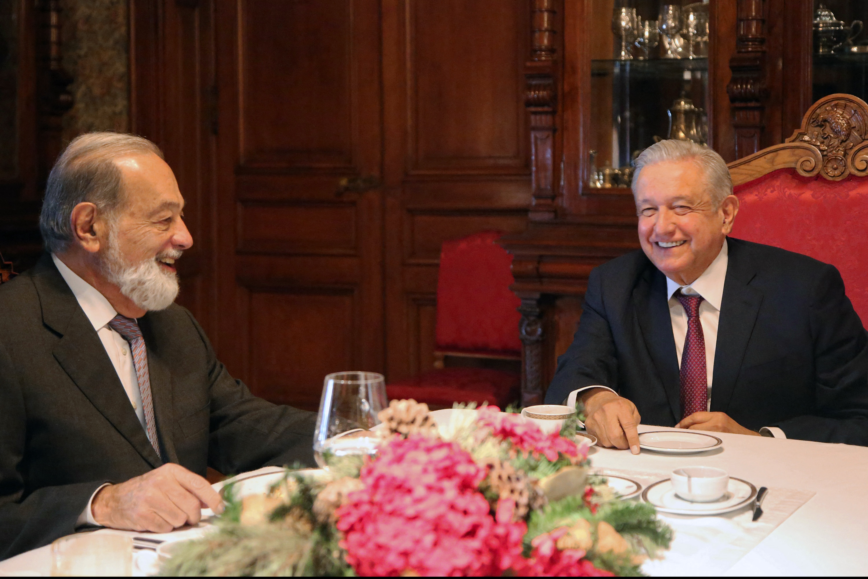 Carlos Slim y AMLO (Photo by Mexican Presidency / AFP)