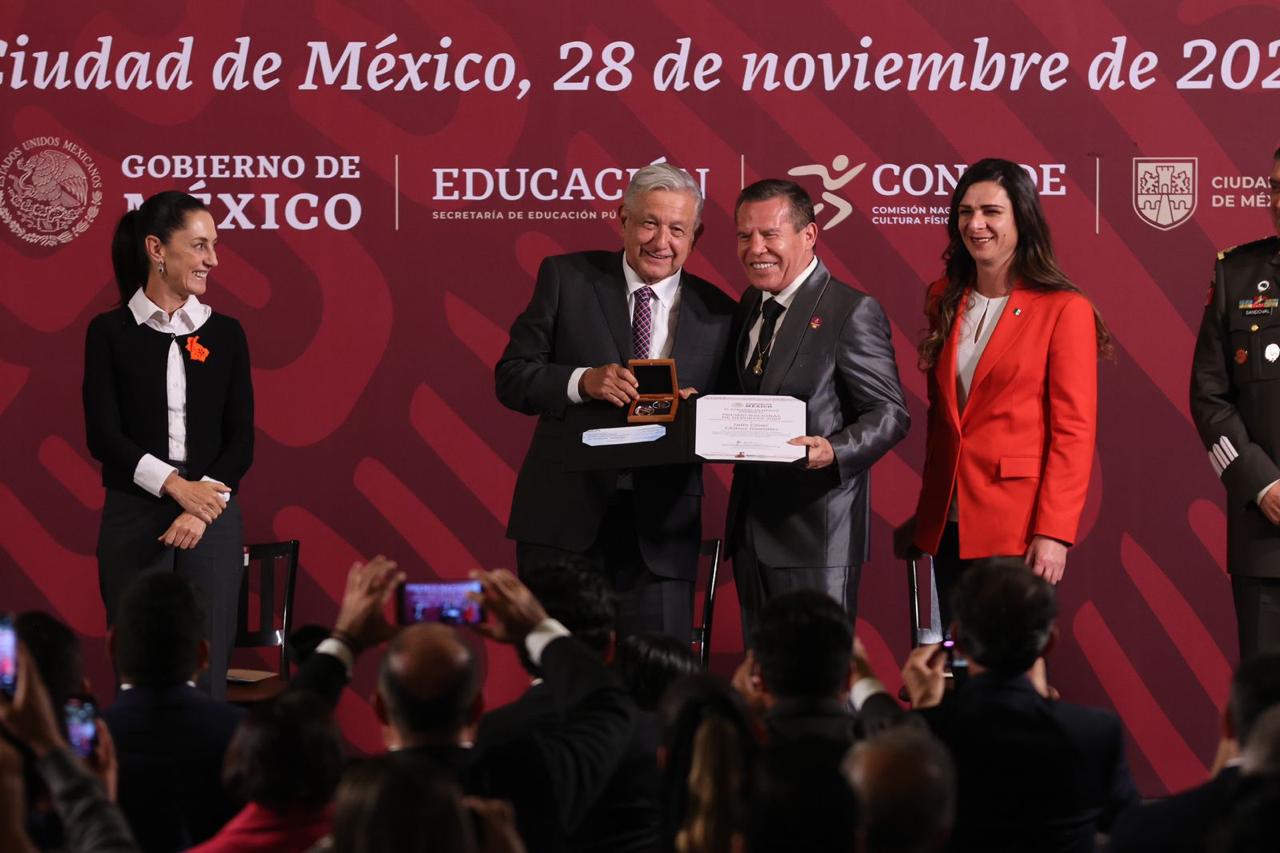 Chávez dedicó a la afición su Premio Nacional del Deporte (Foto: Twitter/ @CONADE)