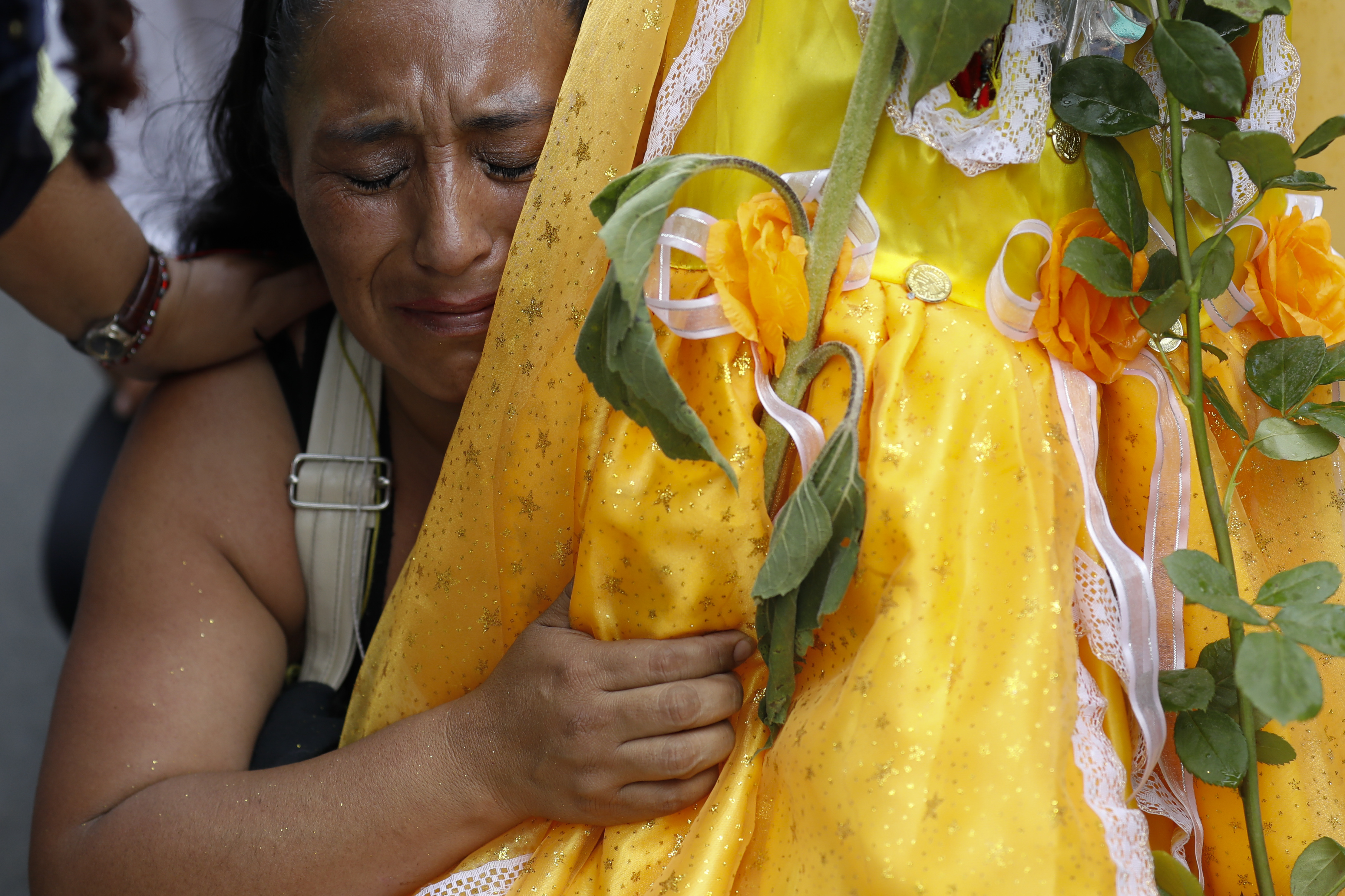 Victoria Moreno, de 43 años, llora mientras lucha por llegar de rodillas al altar de la Santa Muerte. (Foto: AP / Rebecca Blackwell)