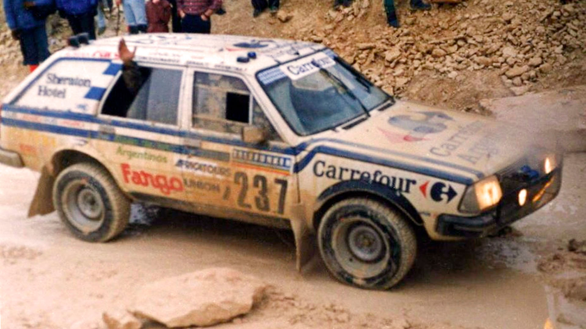 La break número 237 en la primera etapa del Dakar, con tres personas por auto, como se permitía entonces en la carrera