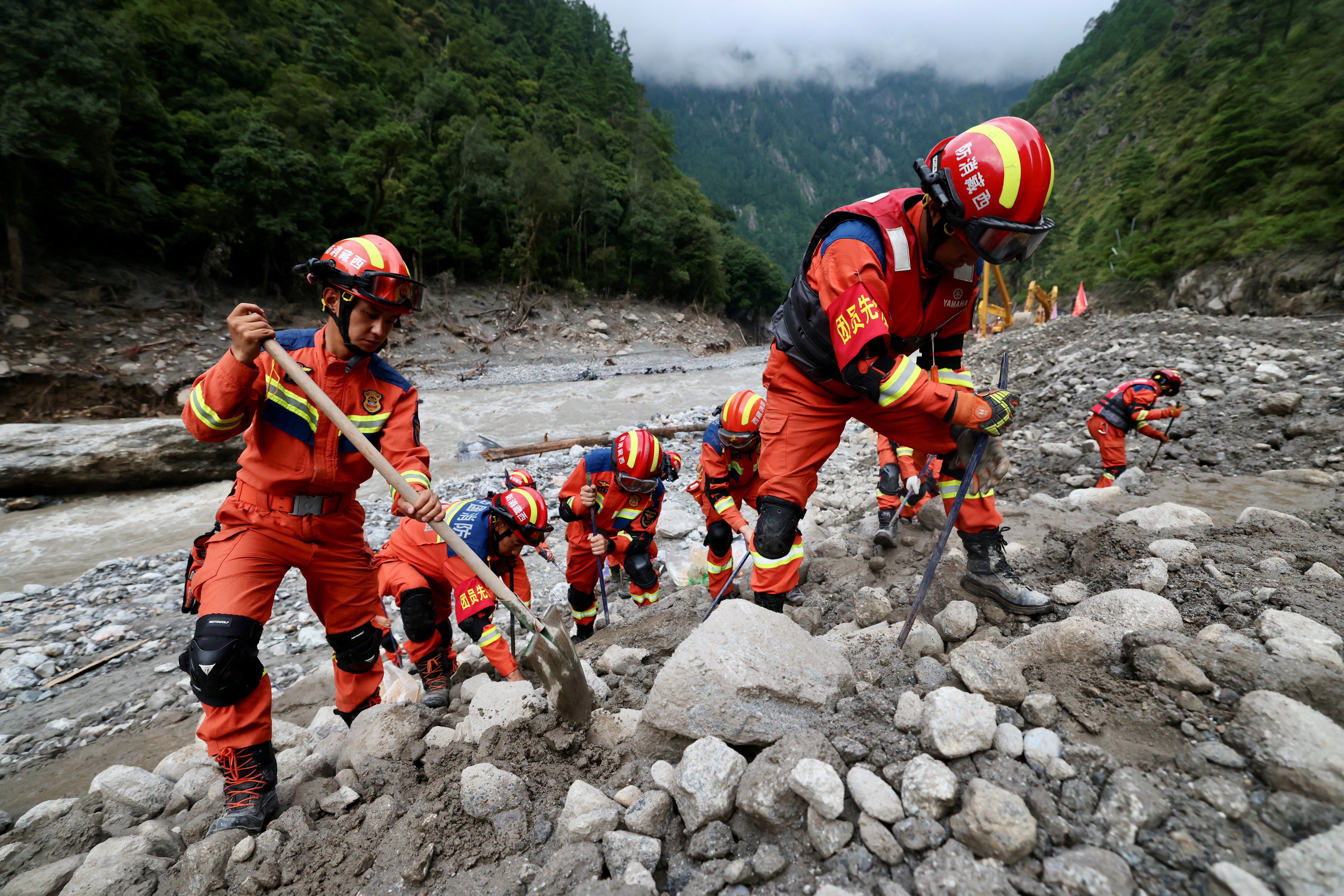 China elev&oacute; la cifra de muertos a 16 en T&iacute;bet por la riada mientras los rescatistas buscan salvar vidas a contrarreloj