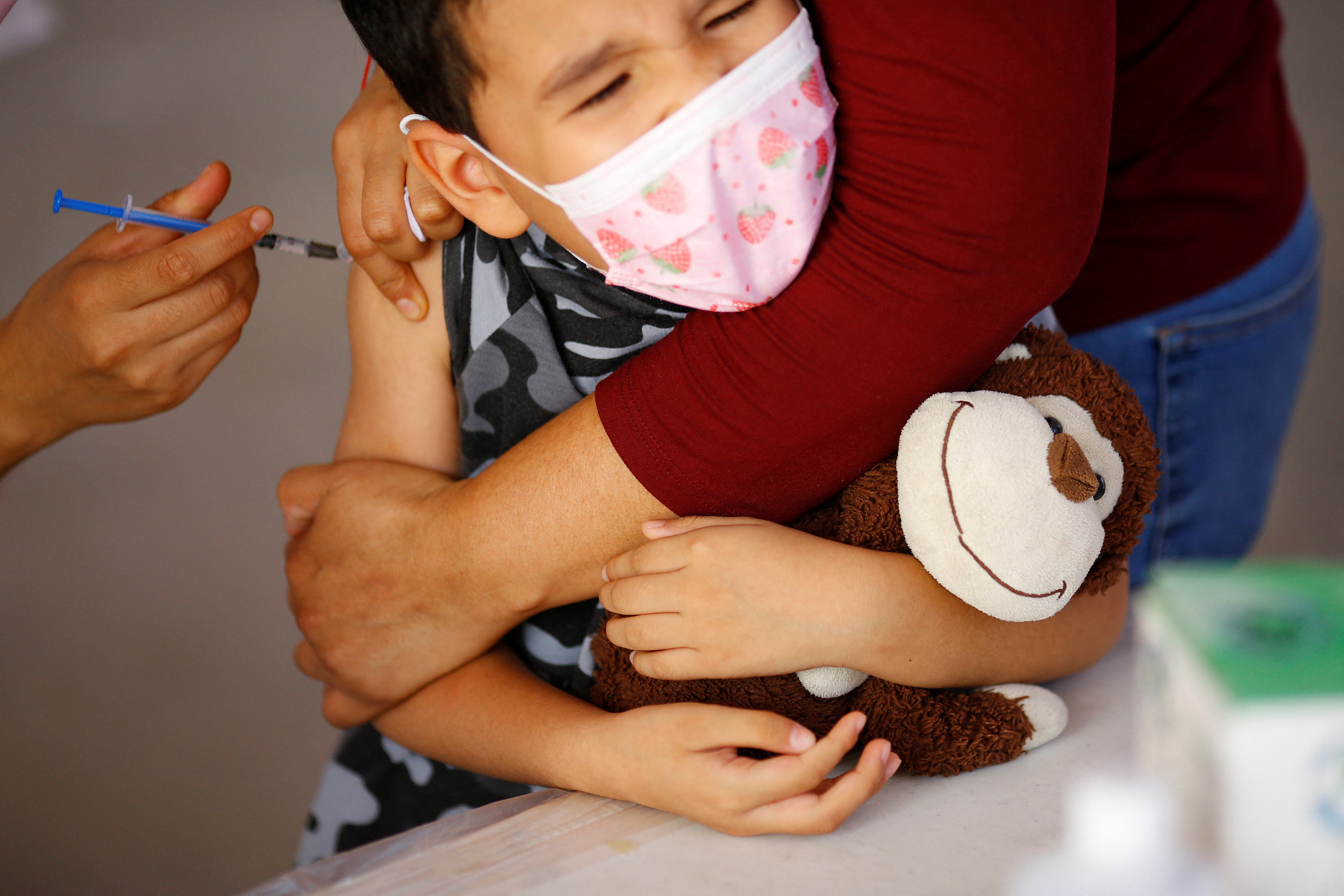 La vacunación es clave para evitar casos graves o muerte en chicos y adultos mayores (REUTERS/Jose Luis Gonzalez)