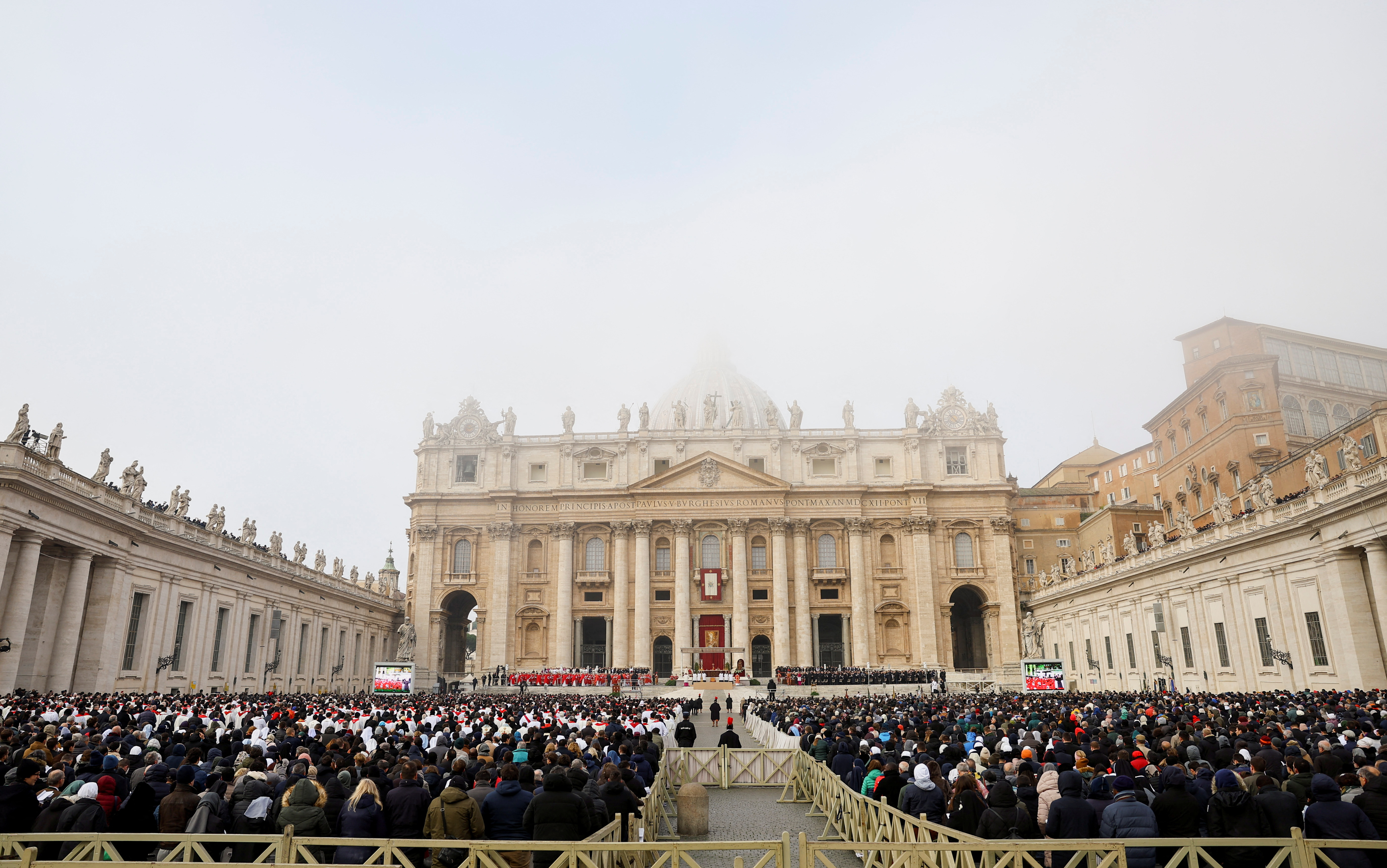 Más de 100.000 fieles asisten al funeral en la Plaza de San Pedro.