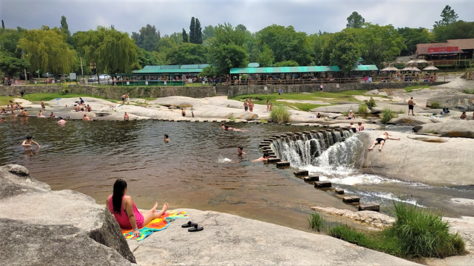 Tiene apenas 615 habitantes, pero recibe miles de turistas en verano: la peque&ntilde;a localidad cordobesa con ollas naturales