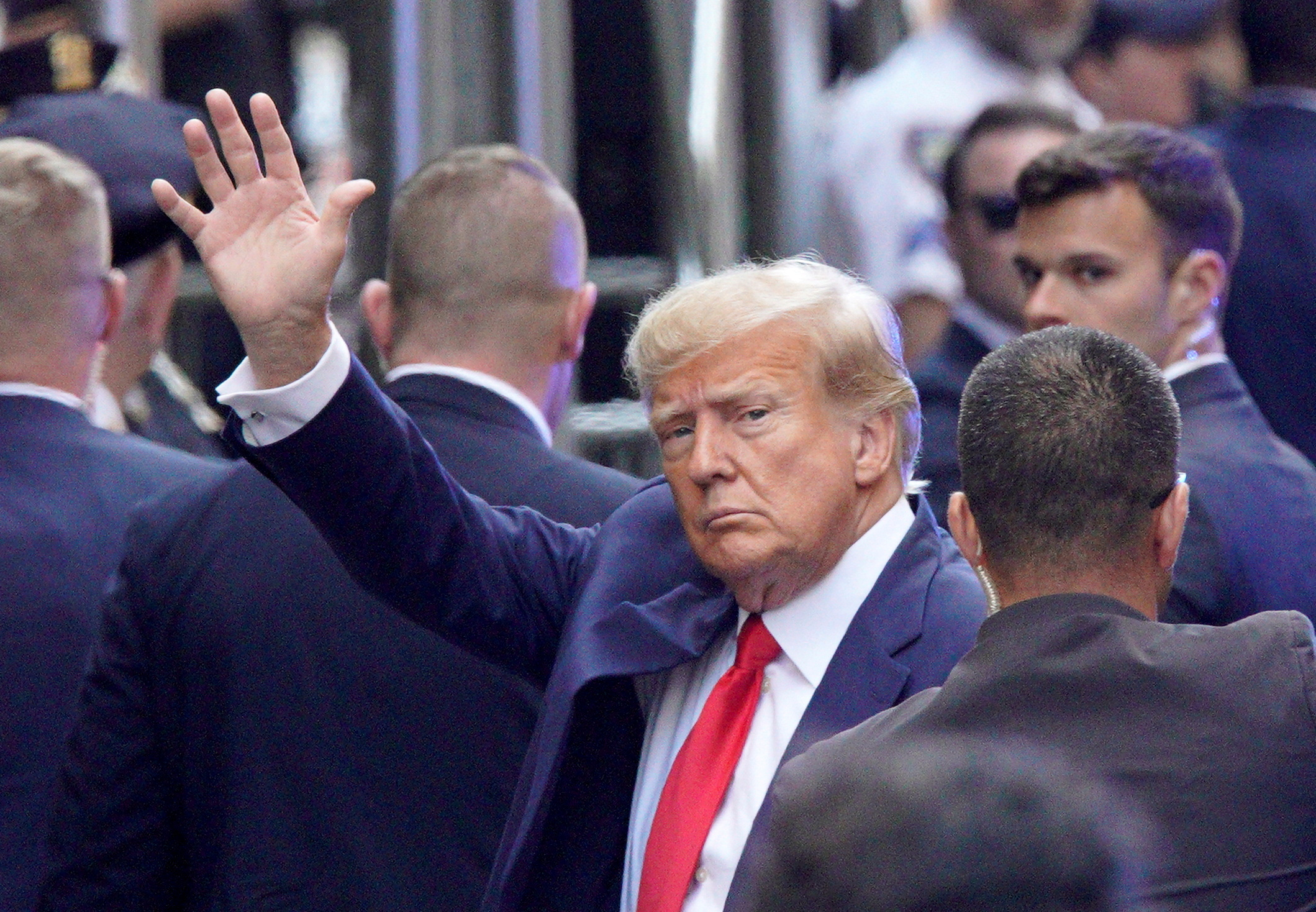 Trump saludó a sus seguidores al llegar al Tribunal Penal de Manhattan (REUTERS/Eduardo Muñoz)