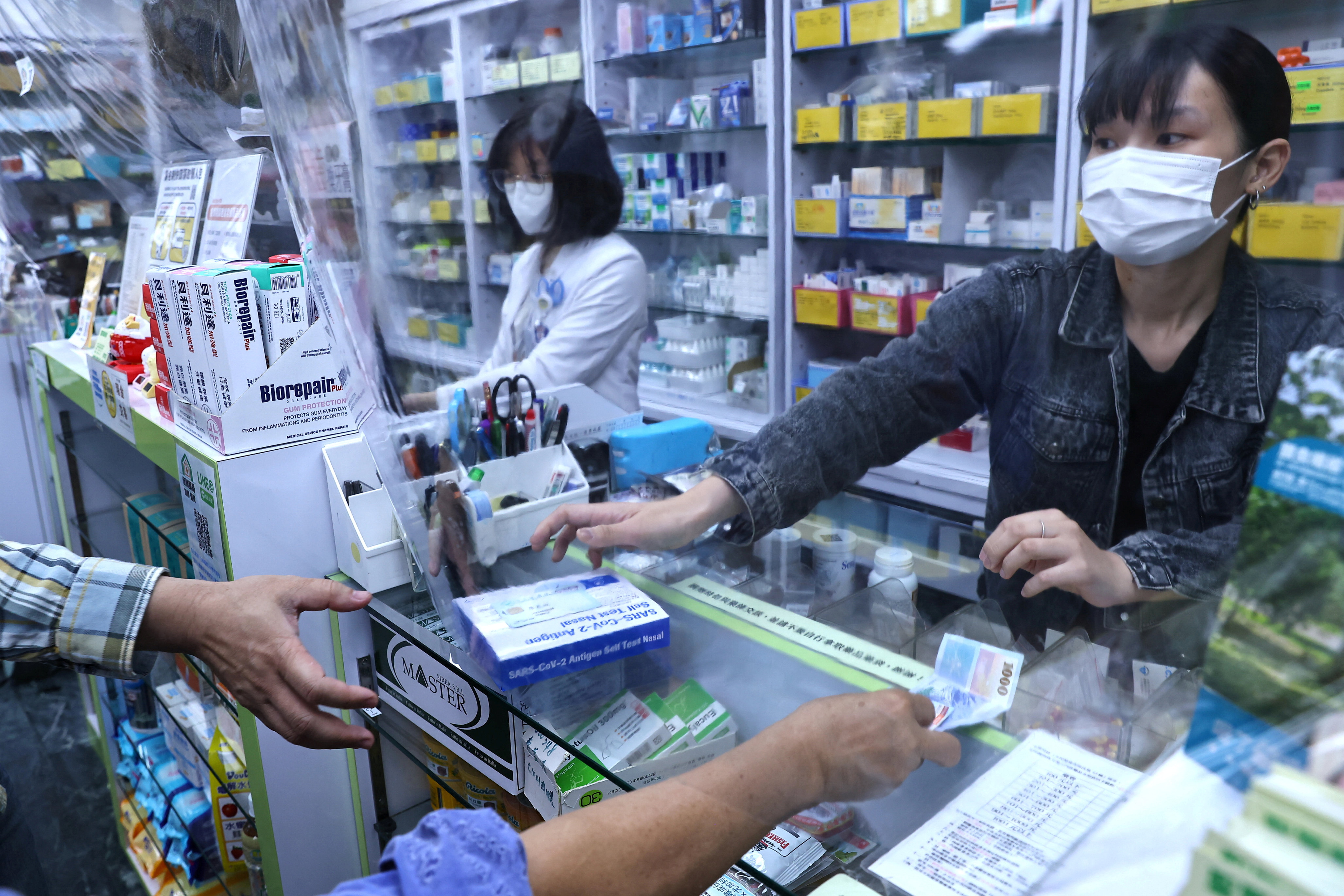 Venta de un kit de autoprueba de antígeno Covid en una farmacia en Taipei, Taiwán, el 5 de mayo de 2022 (REUTERS/Ann Wang)
