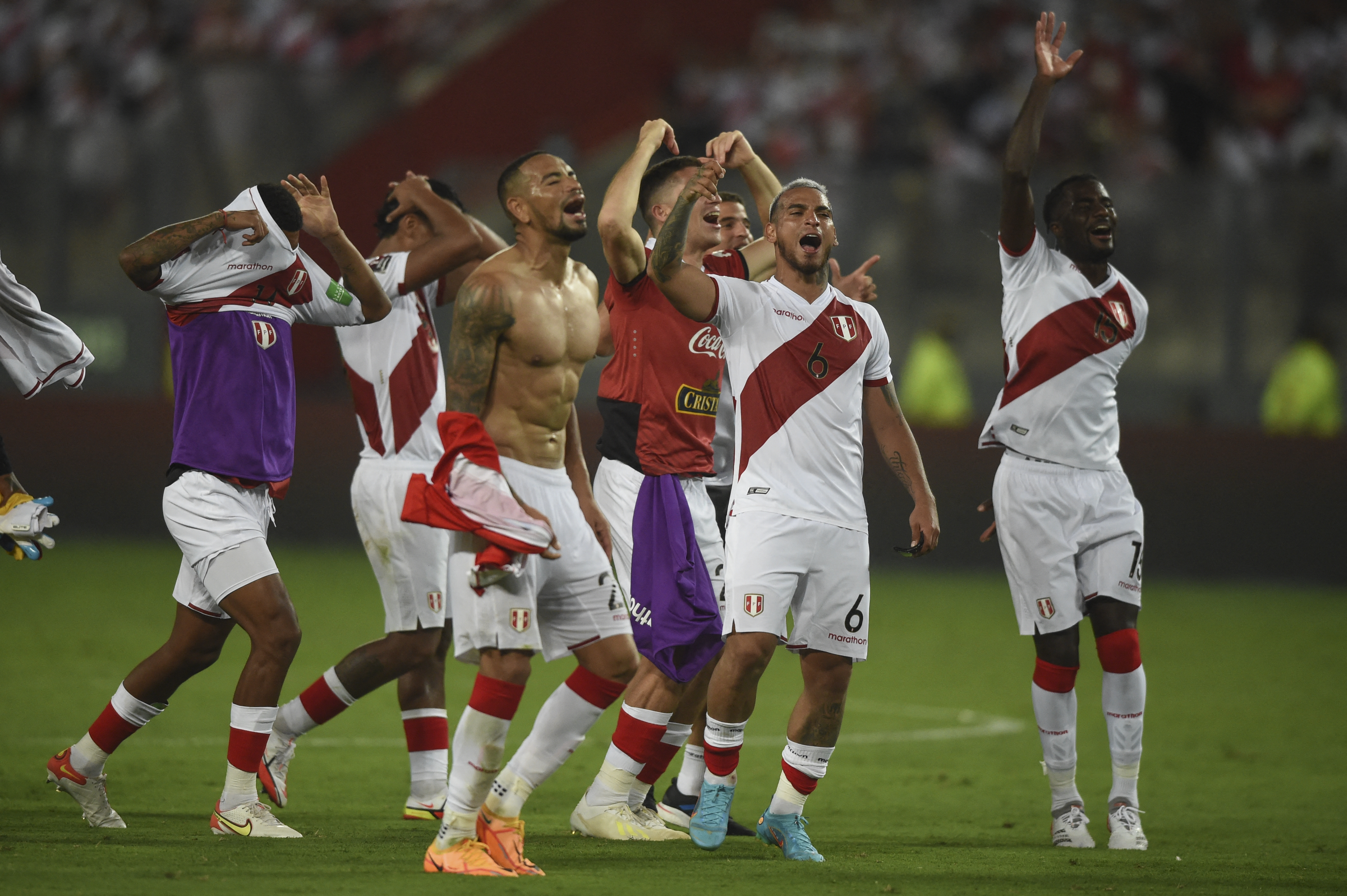 Peruvian players celebrate after defeating Paraguay in their South American qualification football match for the FIFA World Cup Qatar 2022 at the National Stadium in Lima on March 29, 2022. - Peru will play the intercontinental playoff match in June against Australia or the United Arab Emirates. (Photo by ERNESTO BENAVIDES / AFP)