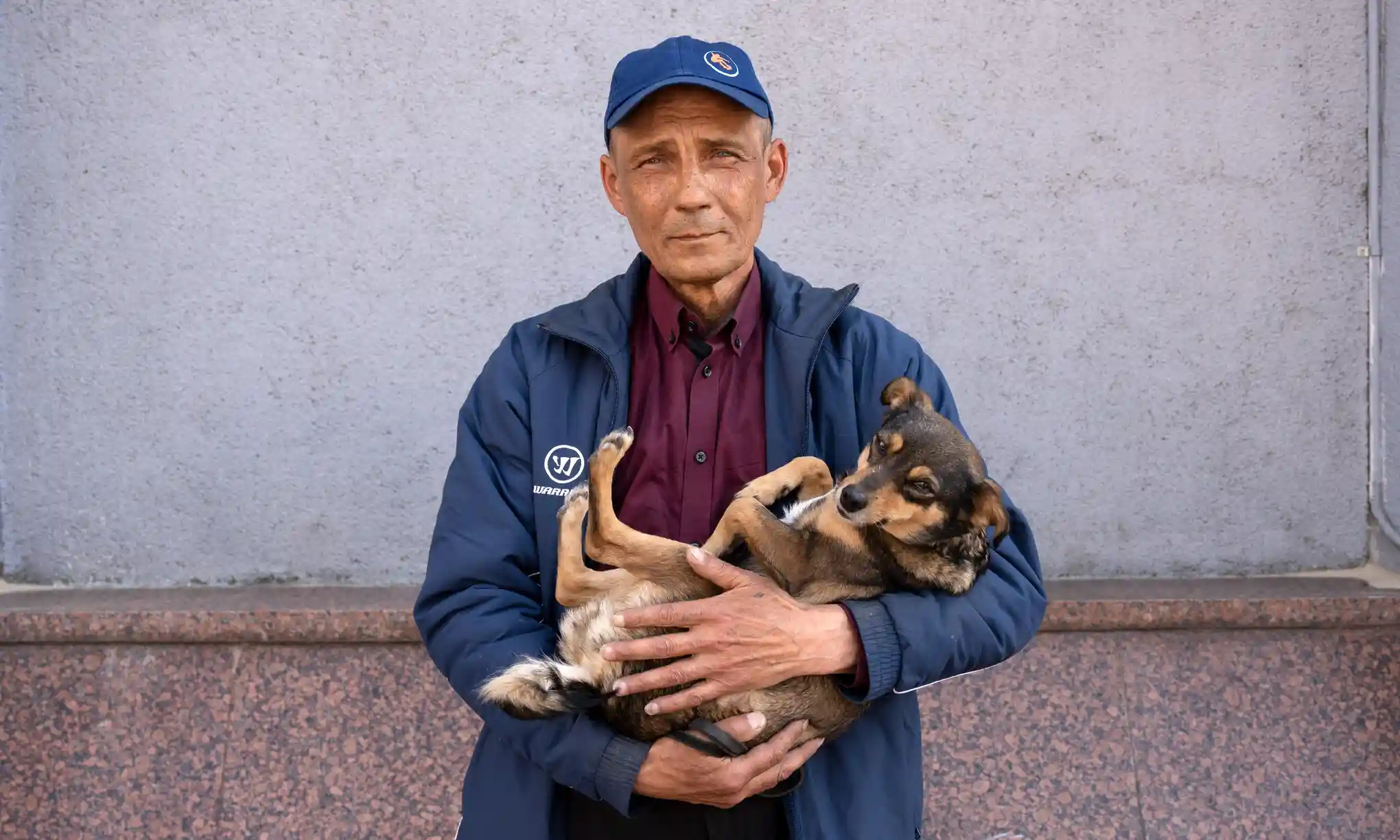 Igor Pedin, de 61 años, junto con su perra Zhu-Zhu tras su épica travesía para salvarse de la guerra. Foto: @TheGuardian