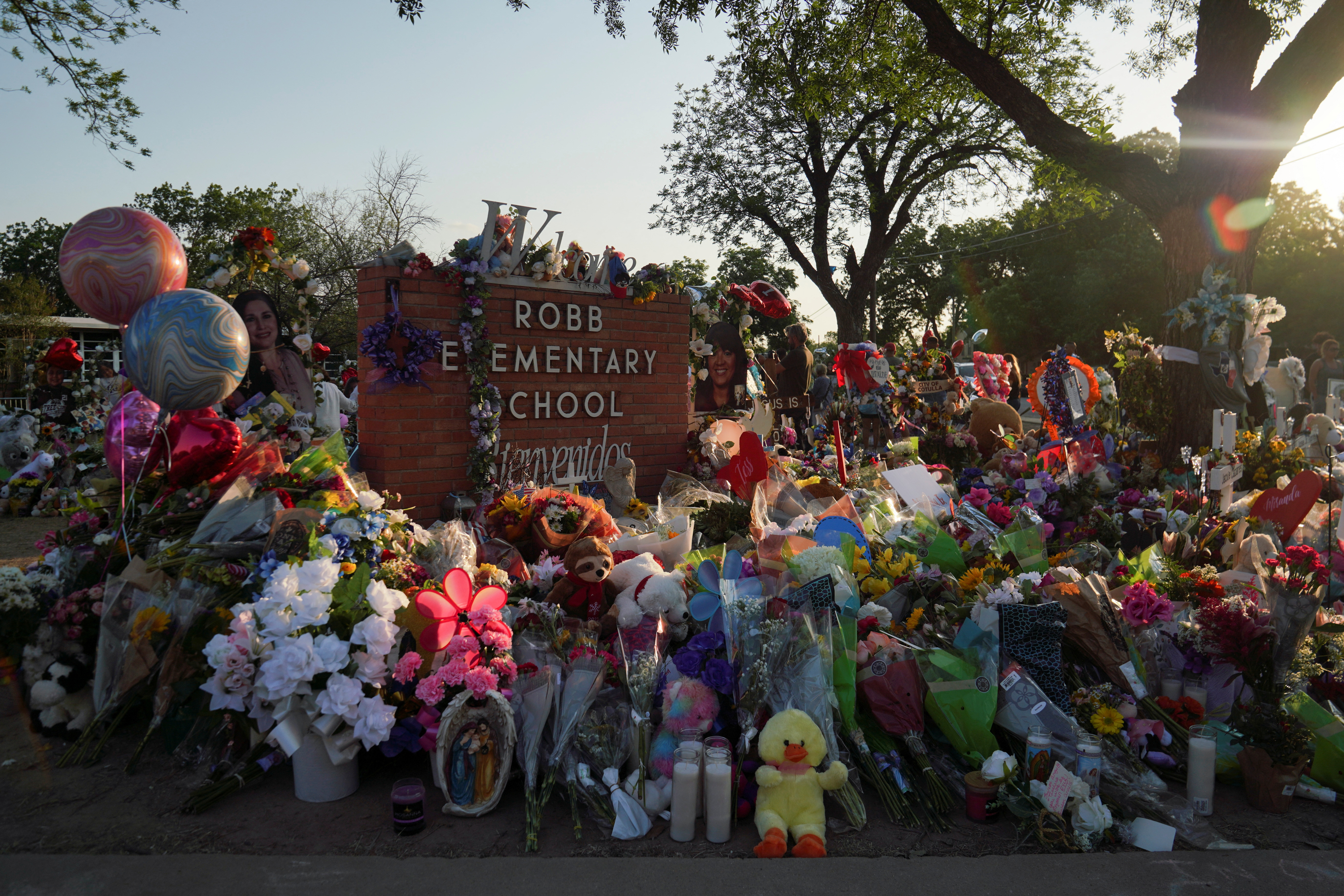 Flores, juguetes y otros objetos para recordar a las víctimas del tiroteo escolar más mortífero de Estados Unidos en casi una década (REUTERS/Veronica G. Cárdenas)