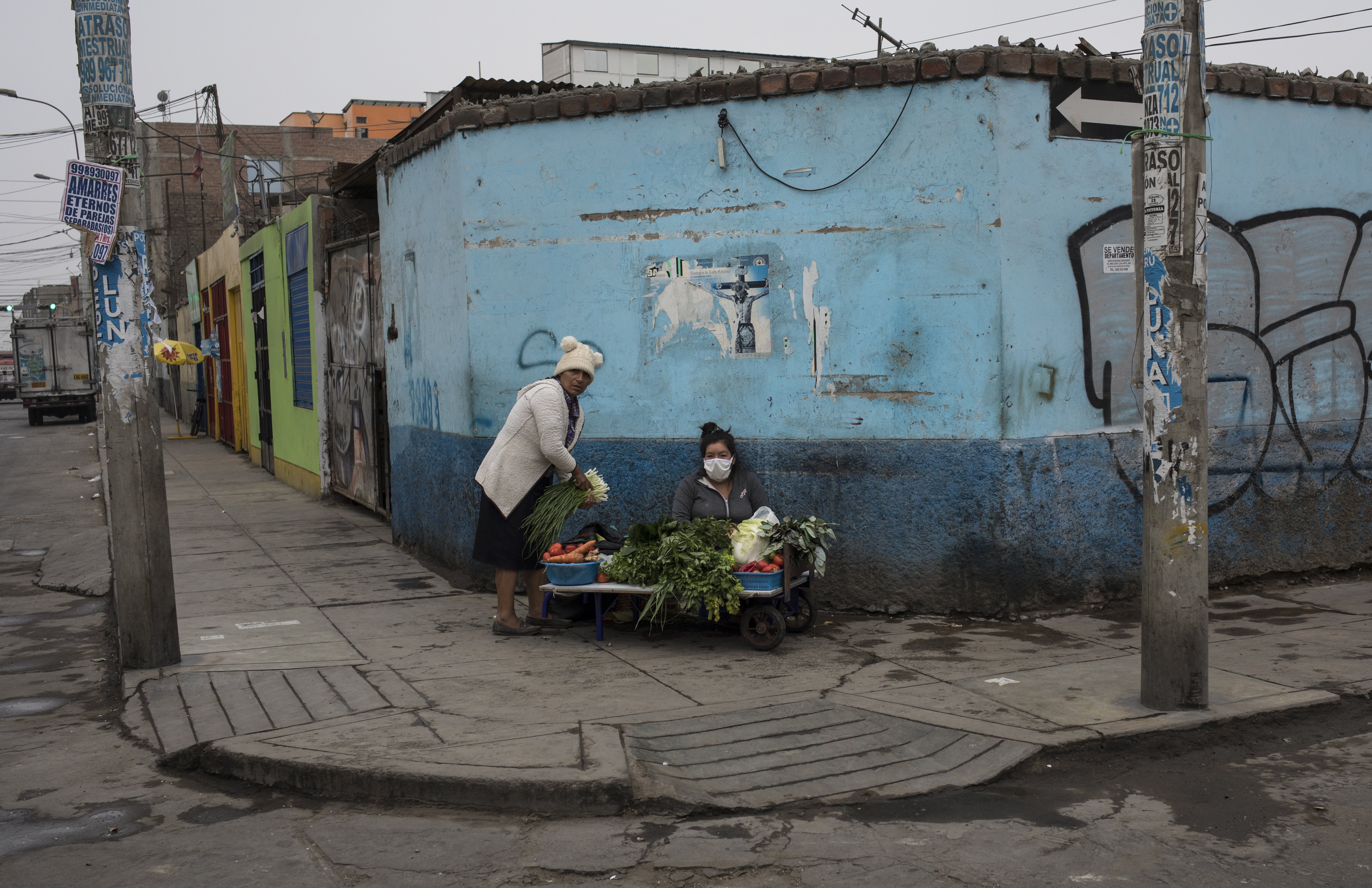 Una mujer rompe la cuarentena en Lima para vender verduras en la calle y poder subsistir (AP/Rodrigo Abd)