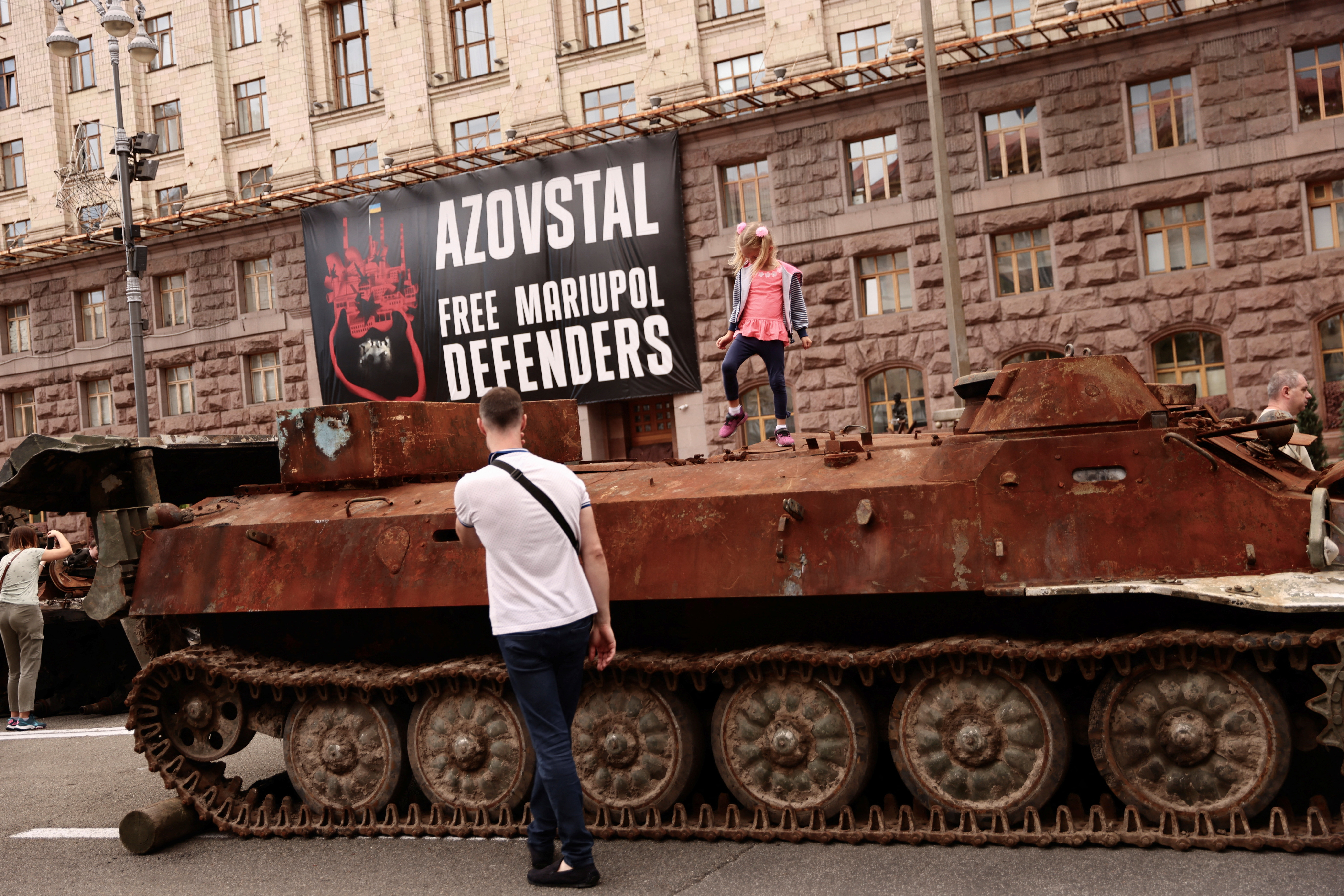Una niña posa sobr eun tanque destruido (Reuters)
