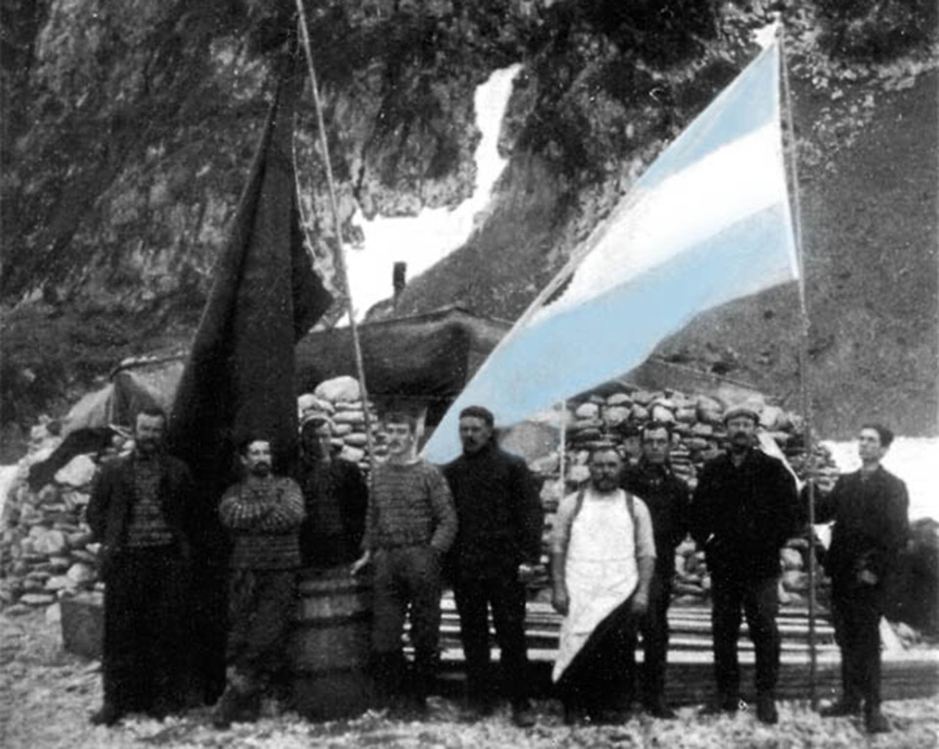 La bandera argentina y la delegación que se asentó en la Antártida en 1904