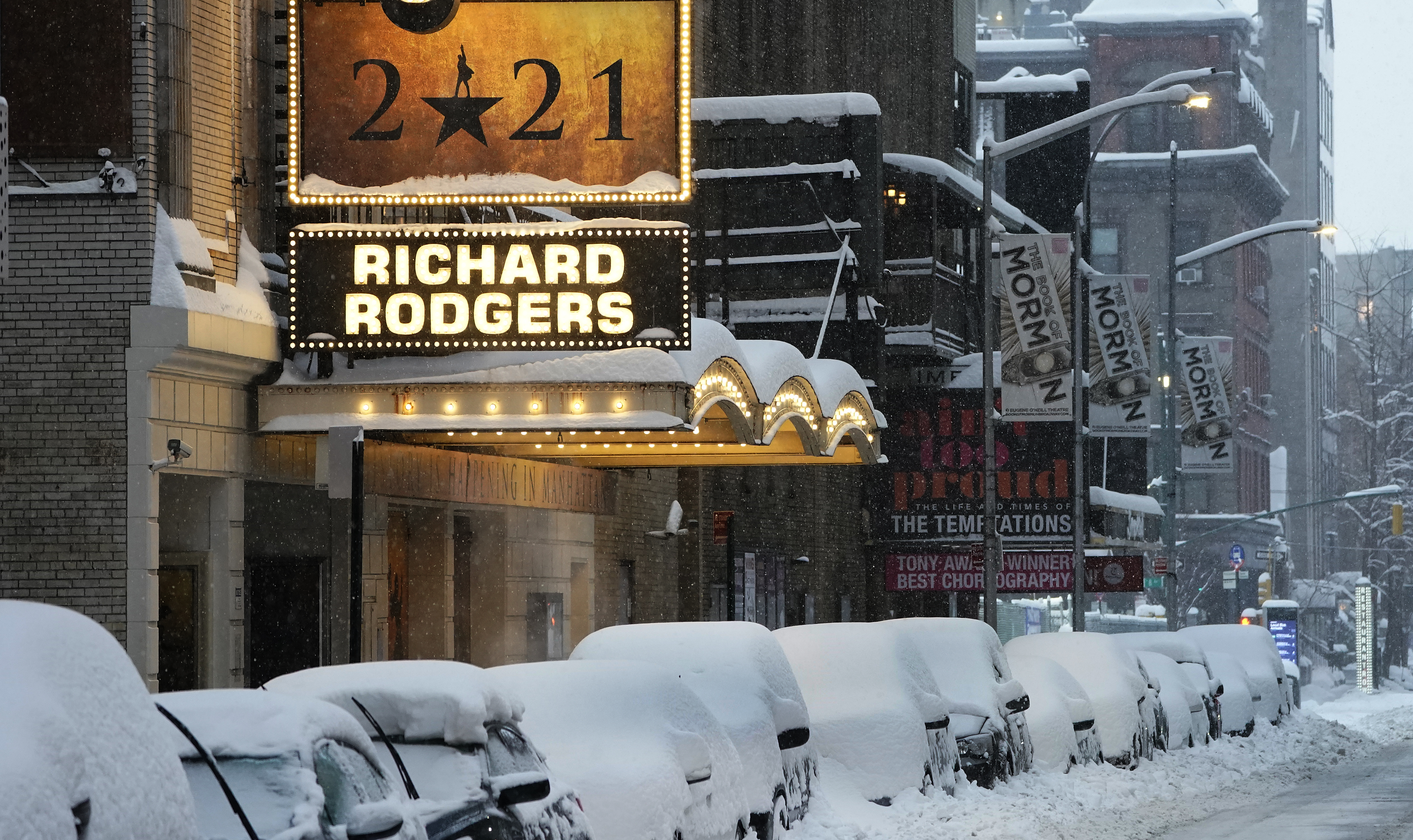 Autos cubiertos de nieve frente a los teatros de Broadway (TIMOTHY A. CLARY / AFP)