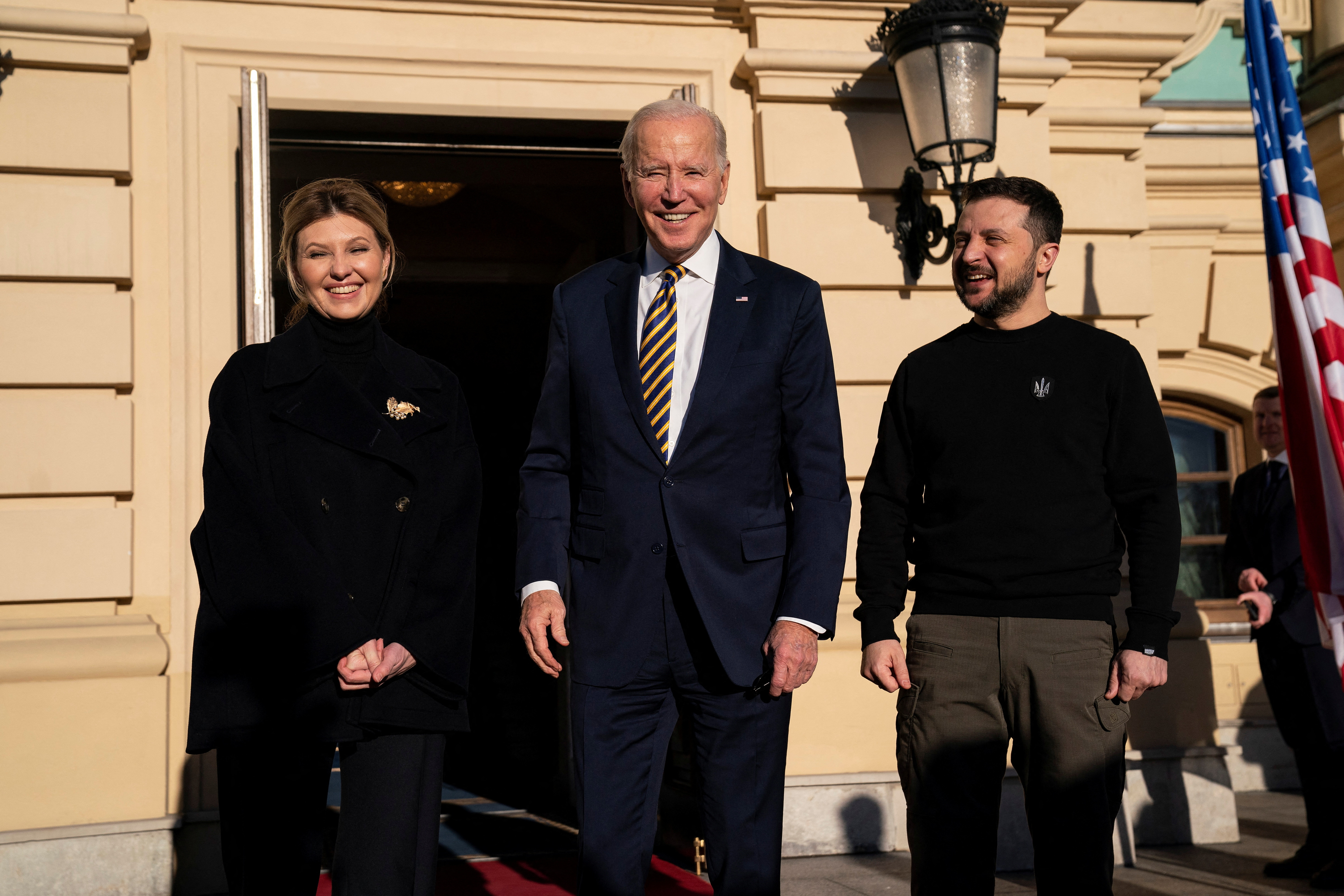 Biden junto a Zelensky y la primera dama Olena Zelenska. La Casa Blanca mantuvo la visita en secreto hasta último momento (Evan Vucci/REUTERS)