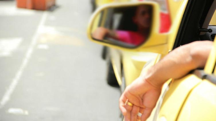 Le salió costoso: mujer pagó 700.000 pesos por error a taxista y este desapareció