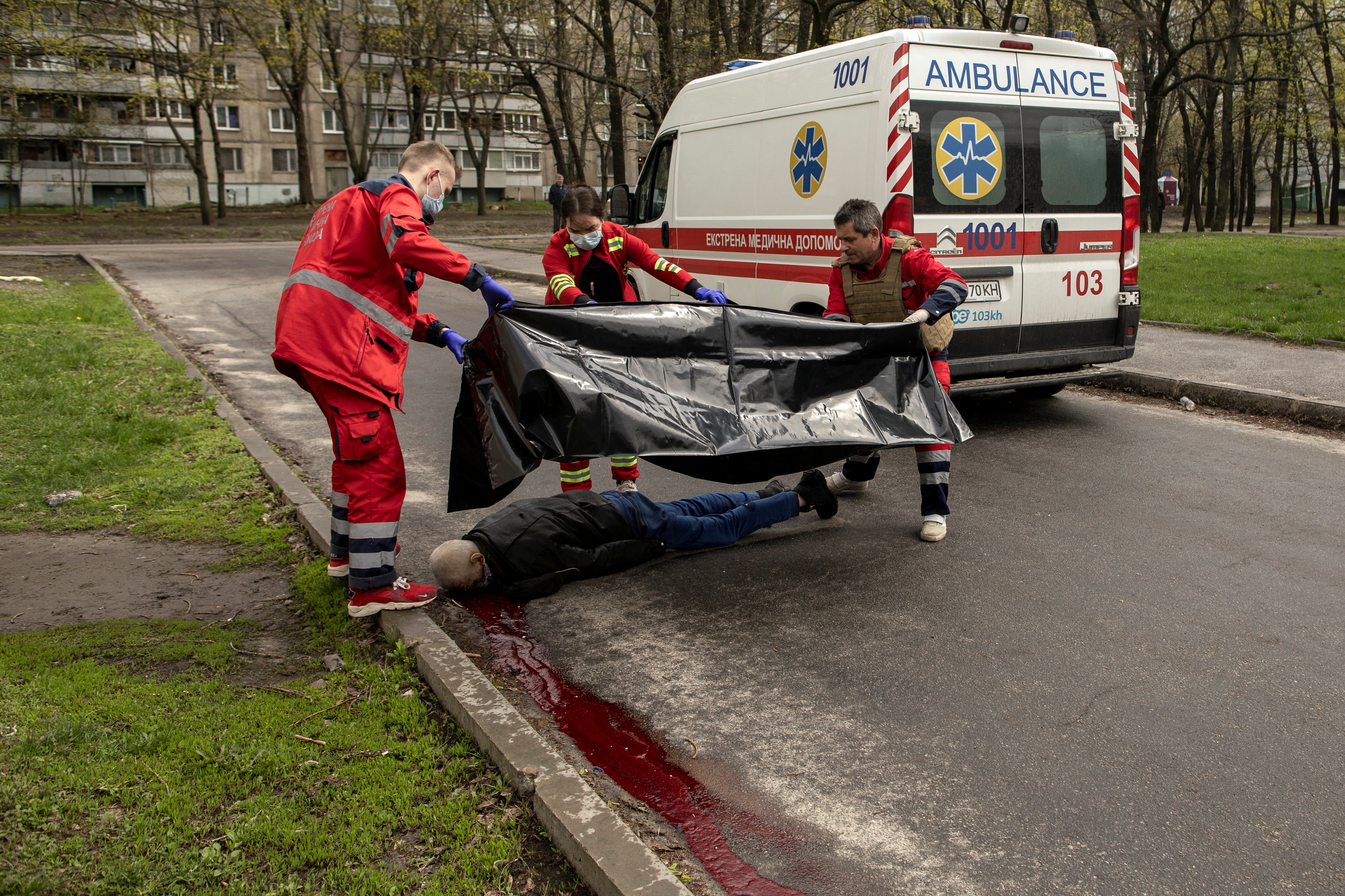 Traslado del cuerpo de una víctima de un bombardeo en Kharkiv (Reuters)