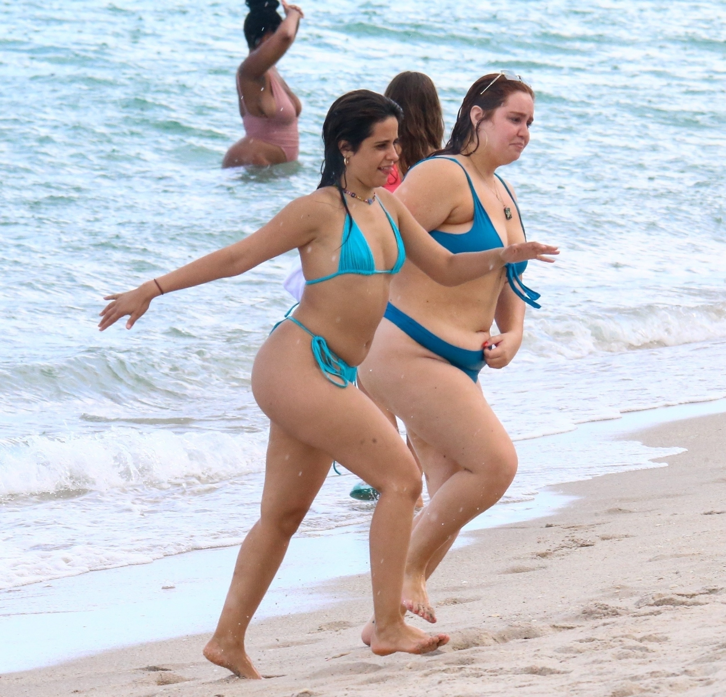 A fun afternoon.  Camila Cabello enjoyed a sunny day on the beaches of Miami with a group of her friends.  They sunbathed, entertained and cooled off in the sea (Photos: The Grosby Group)