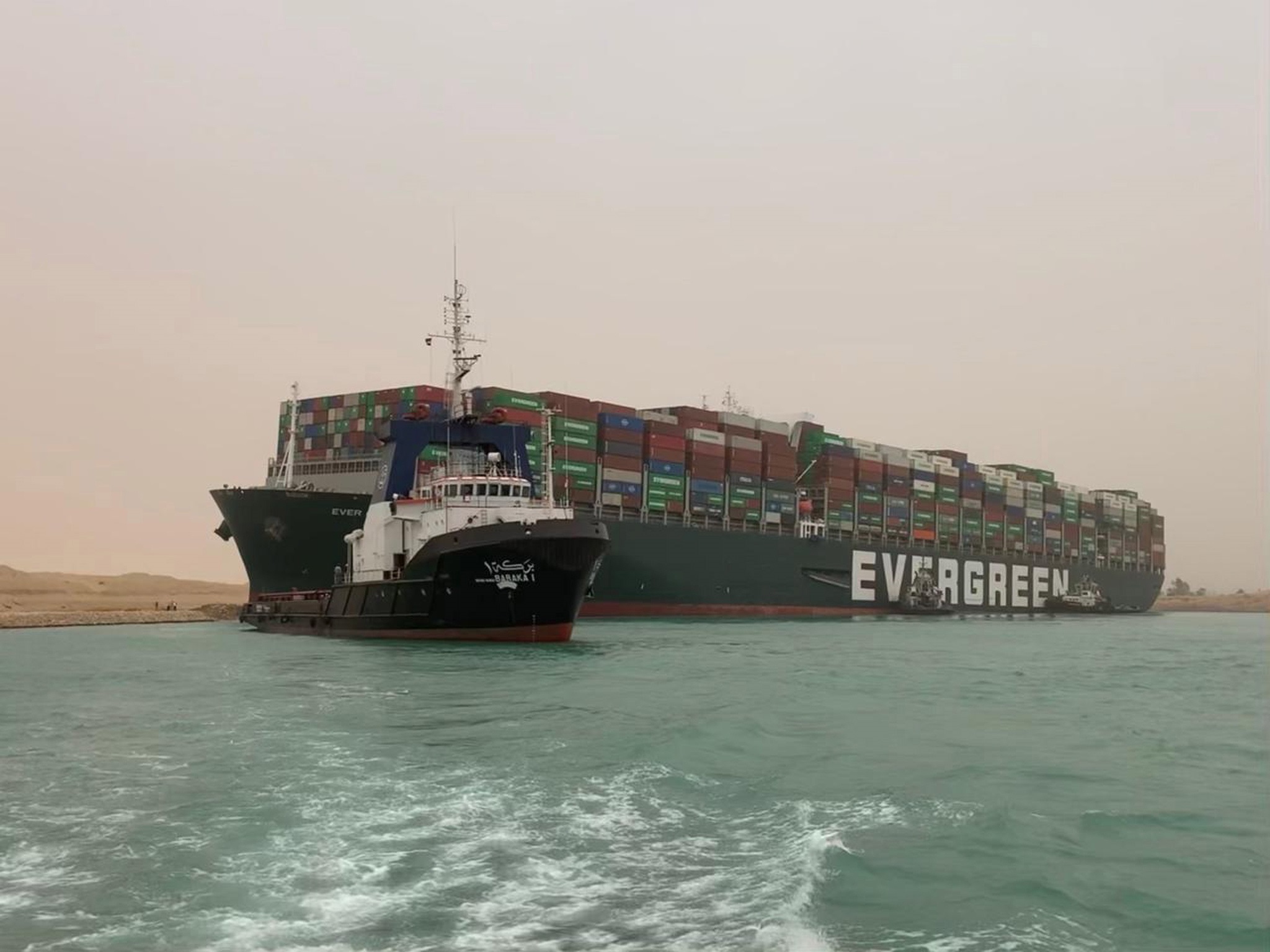 La Autoridad del Canal de Suez anunció este jueves la suspensión "de manera temporal" del tráfico en el canal "hasta que terminen las obras de reflotación del "Ever Given", uno de los buques portacontenedores más grandes del mundo. EFE/EPA/Media Suez Canal Head Office
