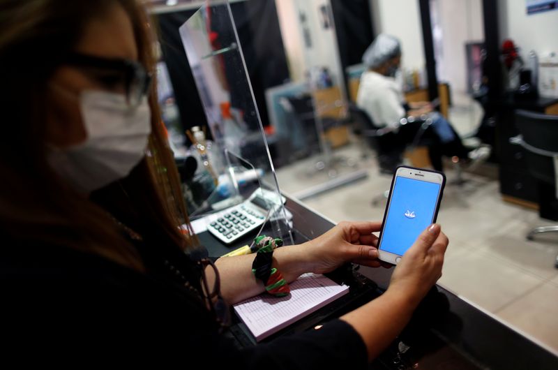 aplicaciones como Mercado Pago, Naranja X y Uala permiten hacer rendir los saldos en cuenta (Reuters)