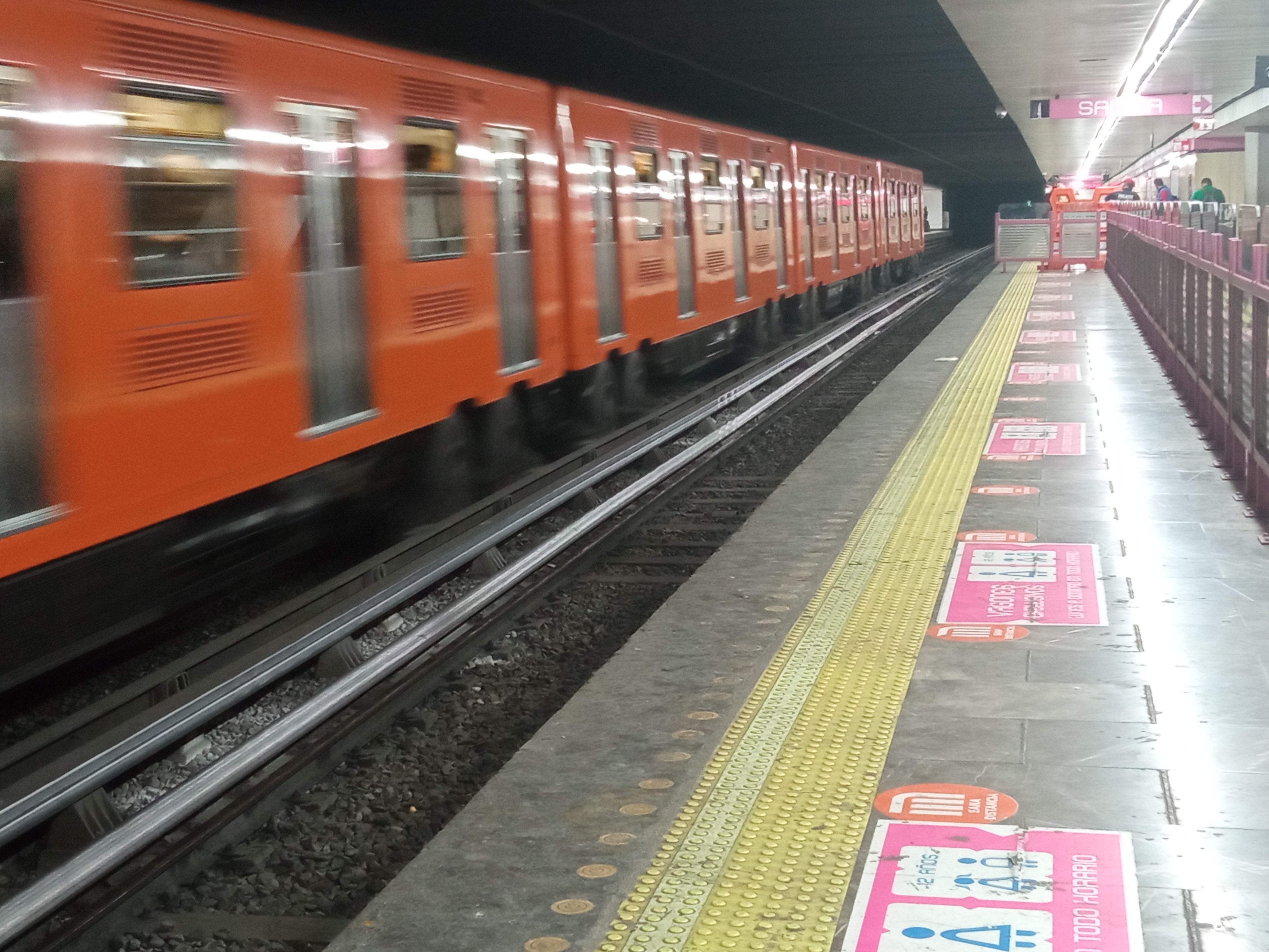 La Línea naranja presenta un retraso en los trenes de más de 30 minutos, según usuarios (Karina Hernández / Infobae)