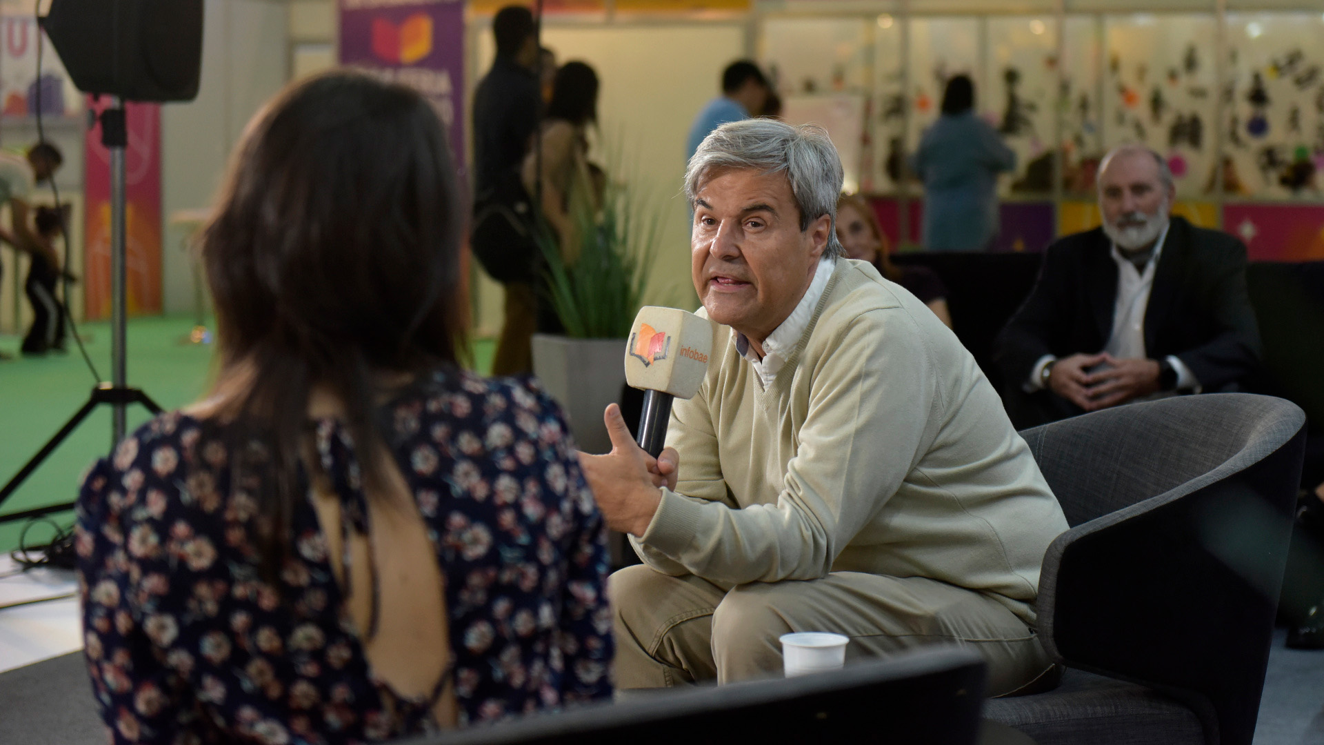 El periodista, editor y escritor Agustín Barletti habló sobre su libro "El hambre del dragón" en el stand de Leamos-Bajalibros en la Feria del Libro de Buenos Aires (Gustavo Gavotti)