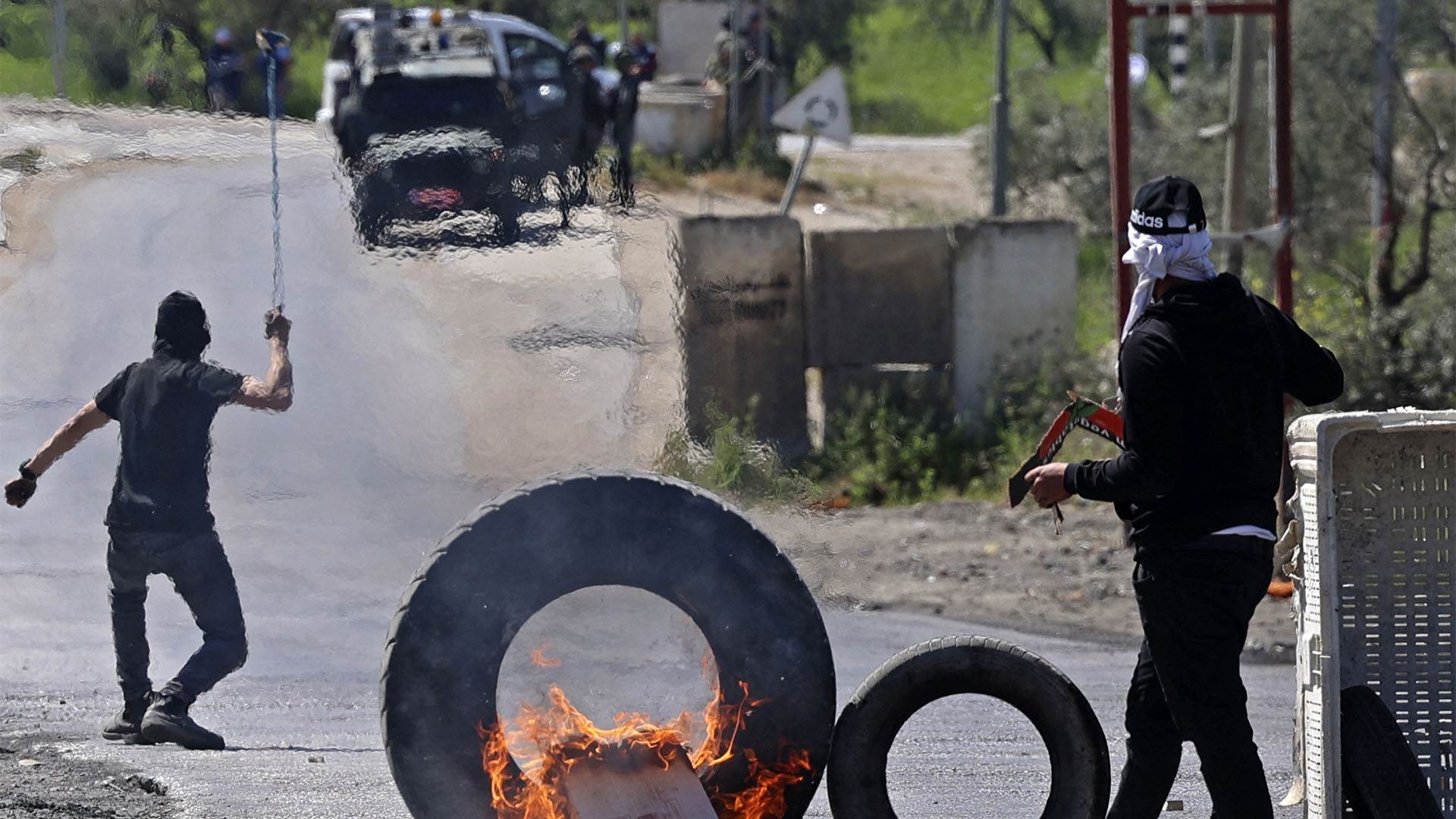 Palestinos quemaron neumáticos (JAAFAR ASHTIYEH / AFP)