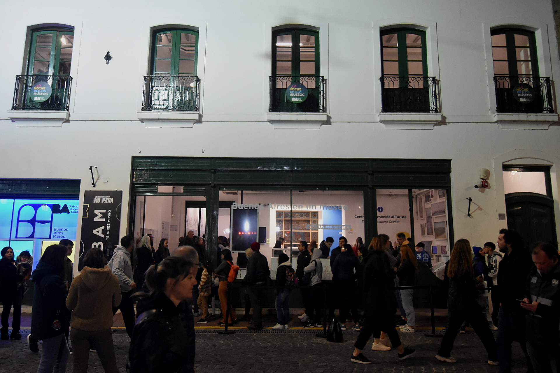 El público circula por la calle Defensa, a punto de ingresar al nuevo BAM Buenos Aires Museo, en pleno Casco Histórico de Buenos Aires (Foto: Nicolas Stulberg)
