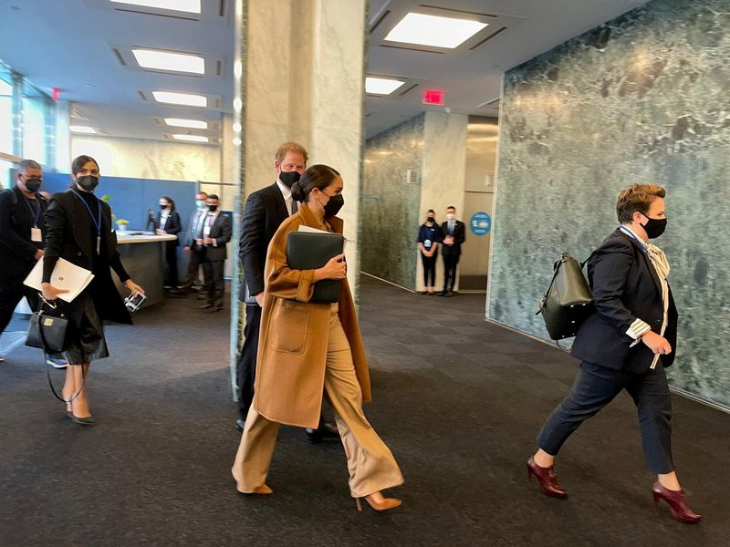 El príncipe Harry y Meghan Markle llegan a las Naciones Unidas para reunirse con la subsecretaria general de la ONU, Amina Mohammed, en la ciudad de Nueva York, Estados Unidos, el 25 de septiembre de 2021 (Reuters)