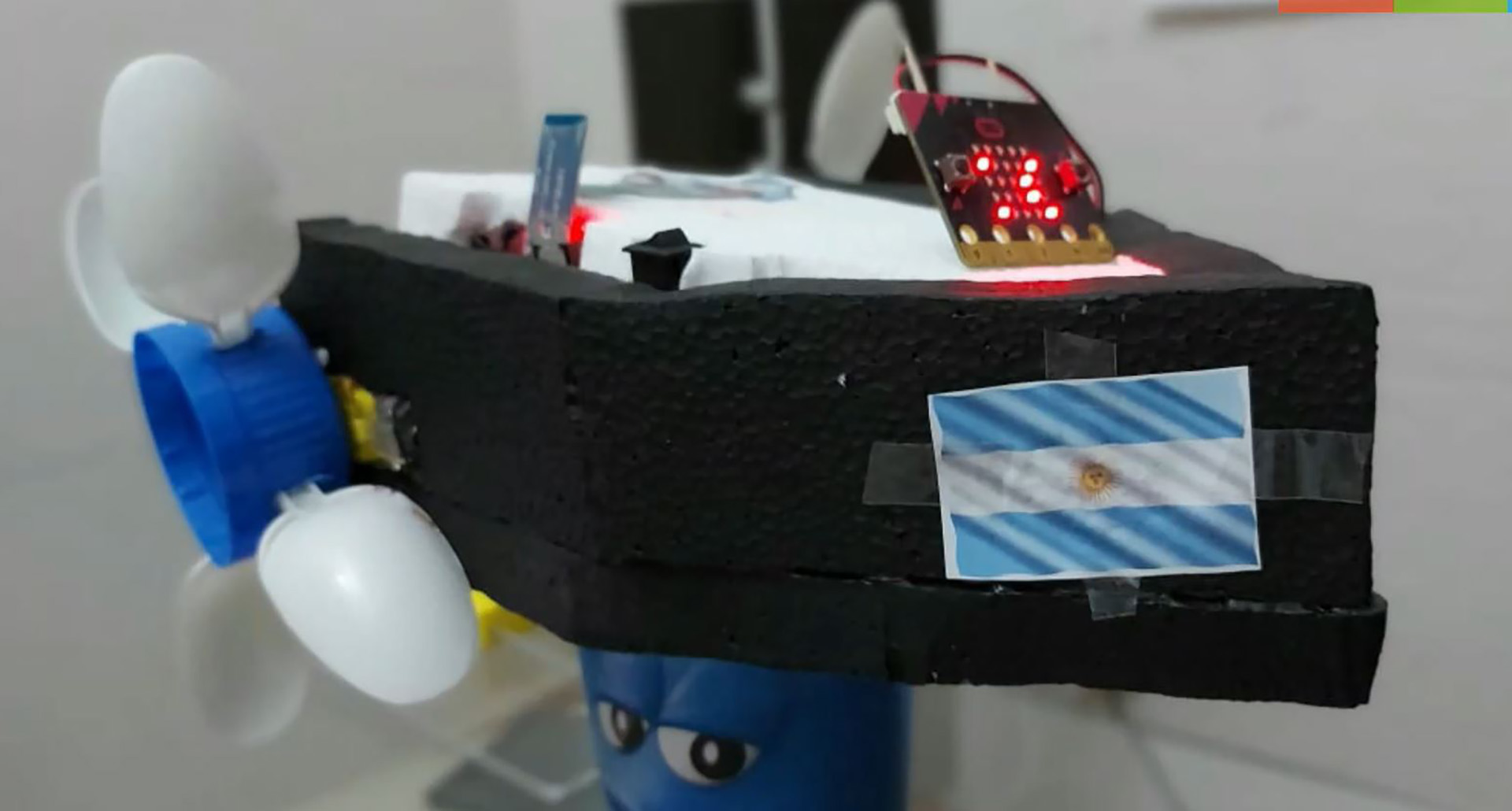 Estudiantes de 15 y 17 años diseñaron un barco con materiales reciclables programado con placas de Arduino para sanear las aguas de la laguna de Chascomús
