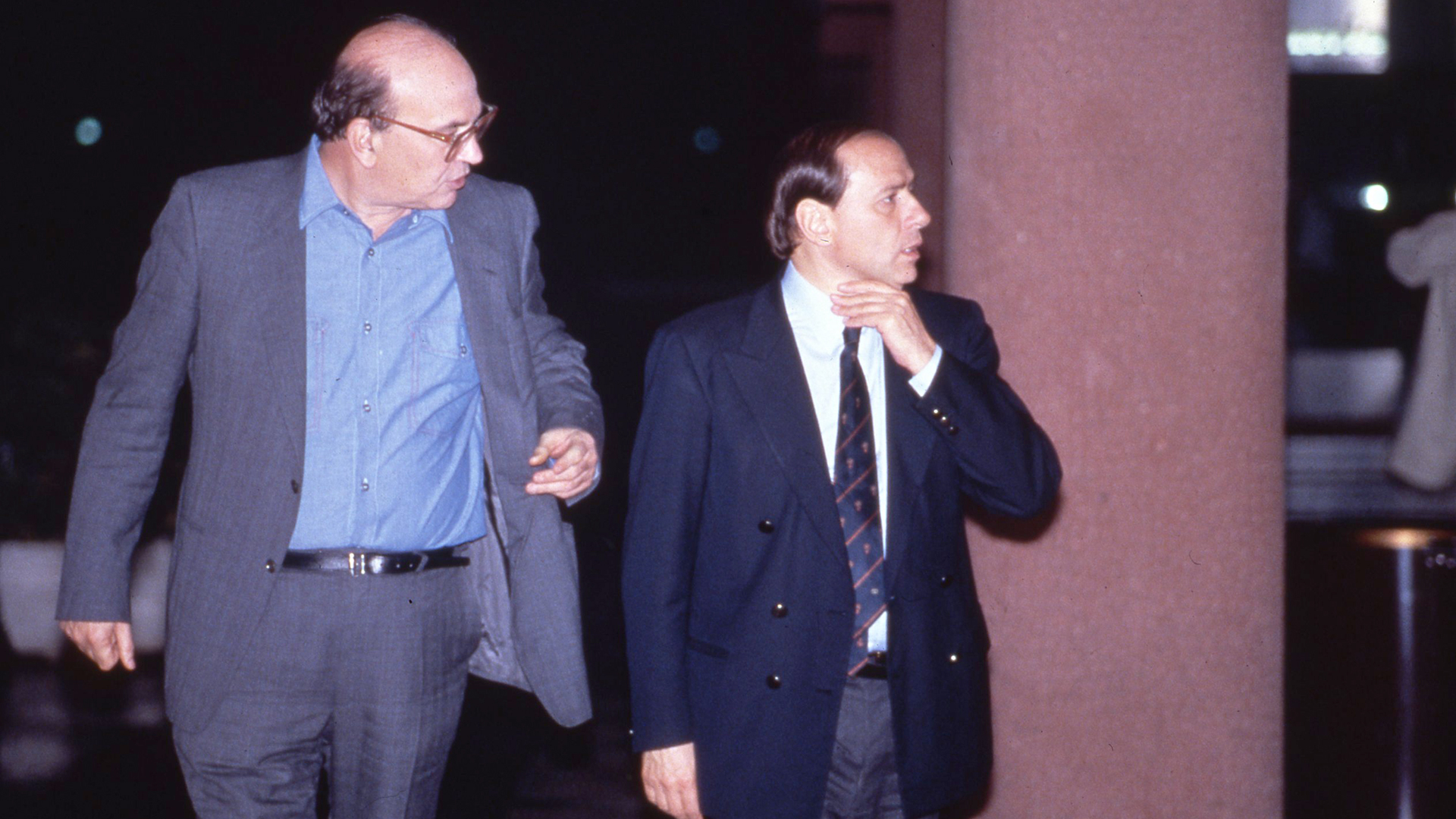 El líder del Partido Socialista italiano Bettino Craxi hablando con Silvio Berlusconi en los estudios de su grupo empresario Fininvest en Milán, abril de 1987 (Umberto Cicconi/Getty Images)